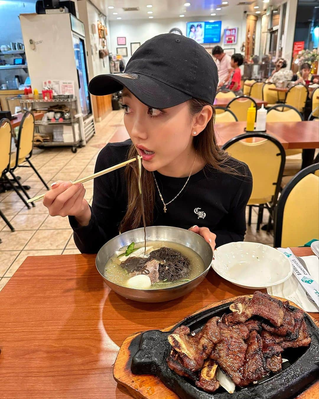 又来綾さんのインスタグラム写真 - (又来綾Instagram)「ハワイでサクッと食べに行けて美味しすぎるご飯屋さん🌴 ※載せてるお店全部もちろんハイチェア置いてありました😊滞在中、ハイチェアのない飲食店探す方が難しいくらいのサービスに日本もこうなってほしいなと思う日々だった🥹😭日本って言わないとハイチェア出してくれない所多いけど、人数の次にハイチェアいるよね？って聞いてくれるのが子供に優しい😭🩷 まずはみなさんご存知ユッチャン🍖 滞在中2回行った🤣冷麺はもちろん🍜チヂミラバーの私、ユッチャンのチヂミは私史上1番のチヂミだった🥹カリッカリにも程があるだろ。と突っ込みたいほどのカリカリ具合🙄❤️笑 息子は一人前食べちゃう勢いでカルビ食べてた🥩あまい味付けが好みだったみたいで、大盛り白米をカルビでペロリ😋 でも一つだけ言わせて。笑 全部美味しいんだけどめちゃくちゃ店内寒いから2回目長袖着て行きました笑 長袖or羽織り必須⛄️笑 そしてお次は @ayano_fukuoji さんオススメの焼肉コリアハウス🥩お店に着いたら満席だったから予約して行って良かった😭すごく賑わってて息子がノリノリで歌い始めても全然気にならないボリューム感で子どもも行きやすい💙👶🏻笑 お肉も薄切りで食べやすかったし、スンドゥブもチヂミもチャプチェもとにかく全部が美味しかった😭現地の方がほとんどですごく大盛況していたお店🇰🇷 ただひとつ学んだのは、お肉一人前じゃ少ないよ！と言われて3種類全部2人前ずつ頼んだら食べきれない量（写真を参考になさってくださいw）が出てきた🤣行かれる方は量にはお気をつけください🤣笑 日本にはない感じの、本当に韓国にいるかのような感覚になれるほど全てが本格的な韓国料理🍜来年ハワイ行った時も絶対行こう🌴 そして最後はカイムキ食堂💛こちらはランチもディナーの居酒屋もどちらも行った🌴ランチはお蕎麦屋さんなんだけど日本でもこんなに美味しいお蕎麦ランチ食べたことない。写真は梅しそそばなんだけど、日本で梅系のお蕎麦頼んでも風味くらいの優しい梅じゃない？梅も昔ながらのしょっぱい系の梅で何と言ってもたくあんのアクセントが最高すぎてこりゃ3杯くらい1人で食べられちゃう🥹天ぷらも食べたんだけど、衣が小麦粉じゃないのかな？なんなんだろう？こんなにサクサクするの？！ってくらいの歯ごたえで美味しかったなぁ😭🩷shshi rollのmermaid rollもエビフライのロールにうなぎのタレ、天かす、ネギがかかってて美味しかった🩷そしてディナーは居酒屋に🏮お酒も日本の麦焼酎とかもたくさんあってまるで日本のまんま🏮お友達家族やみんなでいつも通りの飲み会に🍻笑　ゆかりポテトとか厚揚げとか紅芋ポテサラとか久々の美味しい日本食最高だった❤️しかも締めはハニトー🍯カリッカリのパンをアイスにつけてもうたまらん🥹息子もバクバク食べてたよ🤣🩷 ハワイに行かれる方はぜひ参考にしてみてね🩷  #Hawaii#alamoana#alamoanacenter#hawaiitrip#hawaiilunch#kaimuki #hawaiidinner#ハワイ旅行#ハワイ#子連れハワイ#ハワイ情報#ハワイ土産#ハワイランチ#ハワイディナー#ハワイごはん#ユッチャン#韓国料理#コリアハウス#韓国焼肉#ハワイコリアハウス#カイムキ#カイムキ食堂」11月12日 20時37分 - matarai_aya