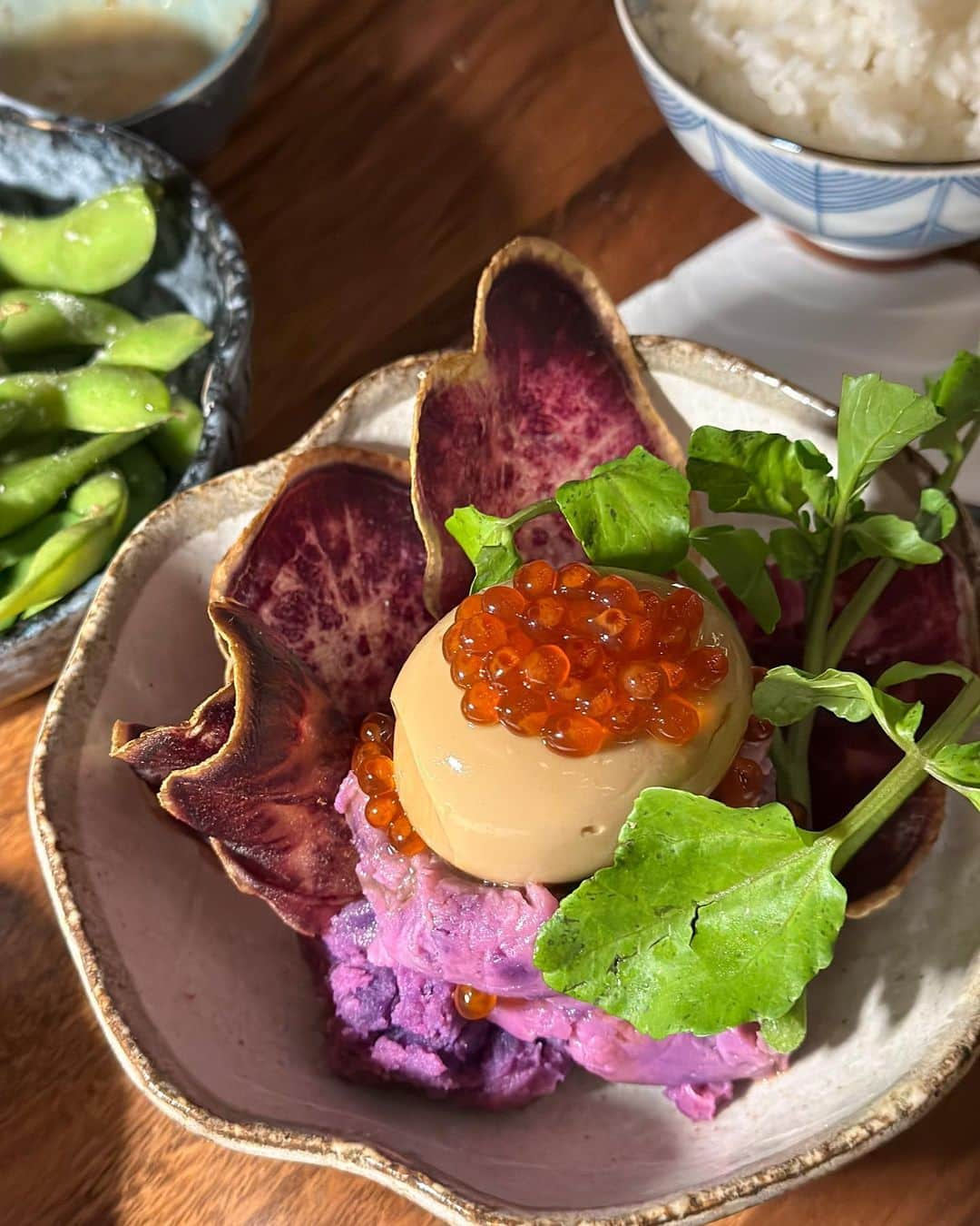 又来綾さんのインスタグラム写真 - (又来綾Instagram)「ハワイでサクッと食べに行けて美味しすぎるご飯屋さん🌴 ※載せてるお店全部もちろんハイチェア置いてありました😊滞在中、ハイチェアのない飲食店探す方が難しいくらいのサービスに日本もこうなってほしいなと思う日々だった🥹😭日本って言わないとハイチェア出してくれない所多いけど、人数の次にハイチェアいるよね？って聞いてくれるのが子供に優しい😭🩷 まずはみなさんご存知ユッチャン🍖 滞在中2回行った🤣冷麺はもちろん🍜チヂミラバーの私、ユッチャンのチヂミは私史上1番のチヂミだった🥹カリッカリにも程があるだろ。と突っ込みたいほどのカリカリ具合🙄❤️笑 息子は一人前食べちゃう勢いでカルビ食べてた🥩あまい味付けが好みだったみたいで、大盛り白米をカルビでペロリ😋 でも一つだけ言わせて。笑 全部美味しいんだけどめちゃくちゃ店内寒いから2回目長袖着て行きました笑 長袖or羽織り必須⛄️笑 そしてお次は @ayano_fukuoji さんオススメの焼肉コリアハウス🥩お店に着いたら満席だったから予約して行って良かった😭すごく賑わってて息子がノリノリで歌い始めても全然気にならないボリューム感で子どもも行きやすい💙👶🏻笑 お肉も薄切りで食べやすかったし、スンドゥブもチヂミもチャプチェもとにかく全部が美味しかった😭現地の方がほとんどですごく大盛況していたお店🇰🇷 ただひとつ学んだのは、お肉一人前じゃ少ないよ！と言われて3種類全部2人前ずつ頼んだら食べきれない量（写真を参考になさってくださいw）が出てきた🤣行かれる方は量にはお気をつけください🤣笑 日本にはない感じの、本当に韓国にいるかのような感覚になれるほど全てが本格的な韓国料理🍜来年ハワイ行った時も絶対行こう🌴 そして最後はカイムキ食堂💛こちらはランチもディナーの居酒屋もどちらも行った🌴ランチはお蕎麦屋さんなんだけど日本でもこんなに美味しいお蕎麦ランチ食べたことない。写真は梅しそそばなんだけど、日本で梅系のお蕎麦頼んでも風味くらいの優しい梅じゃない？梅も昔ながらのしょっぱい系の梅で何と言ってもたくあんのアクセントが最高すぎてこりゃ3杯くらい1人で食べられちゃう🥹天ぷらも食べたんだけど、衣が小麦粉じゃないのかな？なんなんだろう？こんなにサクサクするの？！ってくらいの歯ごたえで美味しかったなぁ😭🩷shshi rollのmermaid rollもエビフライのロールにうなぎのタレ、天かす、ネギがかかってて美味しかった🩷そしてディナーは居酒屋に🏮お酒も日本の麦焼酎とかもたくさんあってまるで日本のまんま🏮お友達家族やみんなでいつも通りの飲み会に🍻笑　ゆかりポテトとか厚揚げとか紅芋ポテサラとか久々の美味しい日本食最高だった❤️しかも締めはハニトー🍯カリッカリのパンをアイスにつけてもうたまらん🥹息子もバクバク食べてたよ🤣🩷 ハワイに行かれる方はぜひ参考にしてみてね🩷  #Hawaii#alamoana#alamoanacenter#hawaiitrip#hawaiilunch#kaimuki #hawaiidinner#ハワイ旅行#ハワイ#子連れハワイ#ハワイ情報#ハワイ土産#ハワイランチ#ハワイディナー#ハワイごはん#ユッチャン#韓国料理#コリアハウス#韓国焼肉#ハワイコリアハウス#カイムキ#カイムキ食堂」11月12日 20時37分 - matarai_aya