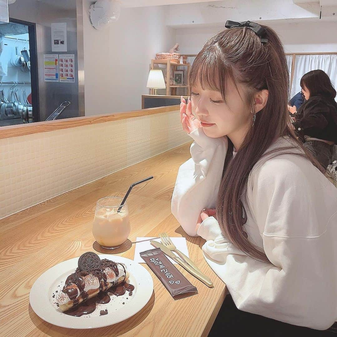 宇野みずきのインスタグラム：「. . . ワッフルが美味しすぎて一瞬で無くなった🥺♡ . . . #立川カフェ#トレーナーコーデ#デニムコーディネート#カジュアルコーディネート」