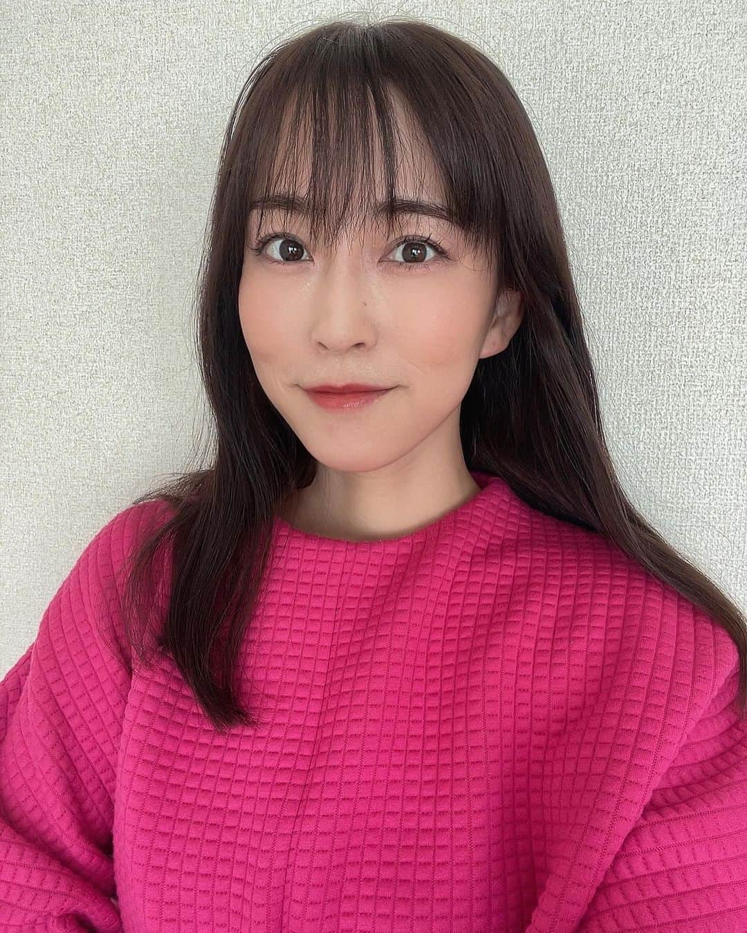 薄井しお里のインスタグラム：「こんにちは！ エリザベス女王杯の振り返りをしつつ最近のことを📝 圧巻でした！予想しながらワクワクしたし、これは絶対に流しで行くぞ！と馬単で行くか迷いつつビビリなのでいつも通り馬連で🩶🥶 大きく当てることも大切なのかもだけど、私は予想してる時間と、馬が幸せなら幸せなのと、私きっかけで誰かがチャリンチャリンできれば精神なのです💭どうかお手柔らかに💭🐻‍❄️ 穴馬で書いた馬が人気馬になり、またやっちまったかこれ🐻‍❄️💥と思ったんだけど、調子良さそうだったもん笑　結果的に人気になって、結果を残して、私は幸せです♡お手柔らかに😌（2回目）  記事にも書きましたが最近ホラーゲームにハマってます🎮だから怖い夢見るんじゃん！と言われそうなんだけど、展開知ってて何度もやってるゲームだからそこは関係なさそう（本当かよ） なんのゲームかは書きませんが、こんなに面白いゲームみんなもやったらいいのにーと、1人でやりながらホラーゲームオフ会とかやったらもしかして面白い？！と思いつつ、集合10時くらいでみんなが私のホラーゲームに朝まで付き合って、朝解散するのって楽しいの私だけかなぁとむふむふしながら過ごしていた週末でした😌（なんの話）  ハイボール飲んでホラーゲームやる週末はまだ続きそうです📝🎮」