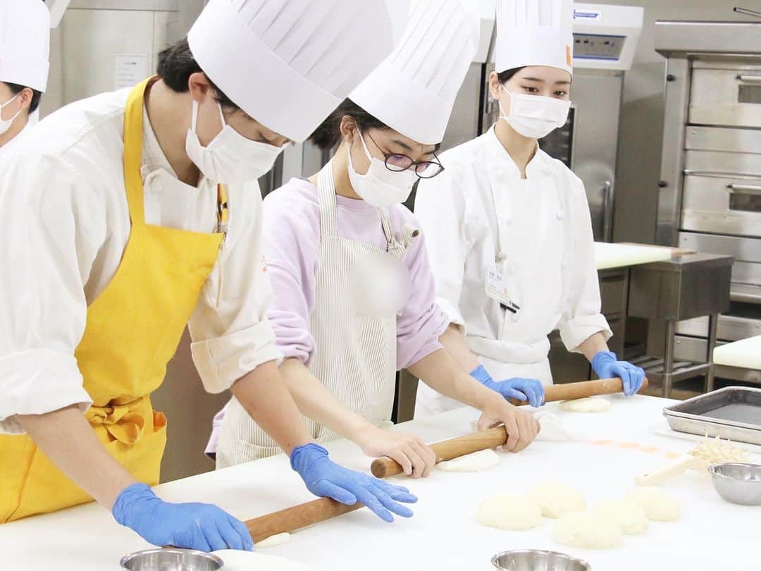 神戸製菓専門学校（公式）さんのインスタグラム写真 - (神戸製菓専門学校（公式）Instagram)「. 🍁W体験オープンキャンパスを開催しました🍁  製菓分野と製パン分野を1日で体験できる 人気のＷ(ダブル)体験❗️  オリジナルピザとショートケーキを 作っていただきましたよ🍰🍕  今日は神戸製菓の雰囲気が知れる初めての方におすすめのオープンキャンパスでした！ 次はぜひ、がっつり洋菓子やパンを体験できる オープンキャンパスにもご参加ください🙌  次回の体験実習付きオープンキャンパスは 11/25(土)#メロンパン #ベーコンエピ 体験です❗️😆 Webまたは公式LINEからご予約お待ちしております✨  #神戸製菓 #神戸製菓専門学校 #オープンキャンパス #🍰 #ショートケーキ #ピザ #🍕 #オーキャン #製菓 #製パン #製菓専門学校 #製パン専門学校 #1人1台 #一人一台 #一人一台実習 #1人1台実習 #神戸 #三ノ宮 #pattistagram2023」11月12日 20時41分 - kobeseika_info