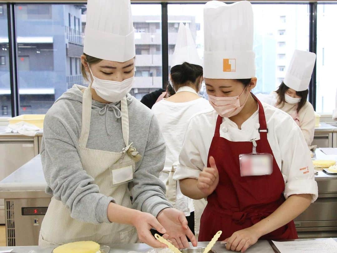 神戸製菓専門学校（公式）さんのインスタグラム写真 - (神戸製菓専門学校（公式）Instagram)「. 🍁W体験オープンキャンパスを開催しました🍁  製菓分野と製パン分野を1日で体験できる 人気のＷ(ダブル)体験❗️  オリジナルピザとショートケーキを 作っていただきましたよ🍰🍕  今日は神戸製菓の雰囲気が知れる初めての方におすすめのオープンキャンパスでした！ 次はぜひ、がっつり洋菓子やパンを体験できる オープンキャンパスにもご参加ください🙌  次回の体験実習付きオープンキャンパスは 11/25(土)#メロンパン #ベーコンエピ 体験です❗️😆 Webまたは公式LINEからご予約お待ちしております✨  #神戸製菓 #神戸製菓専門学校 #オープンキャンパス #🍰 #ショートケーキ #ピザ #🍕 #オーキャン #製菓 #製パン #製菓専門学校 #製パン専門学校 #1人1台 #一人一台 #一人一台実習 #1人1台実習 #神戸 #三ノ宮 #pattistagram2023」11月12日 20時41分 - kobeseika_info