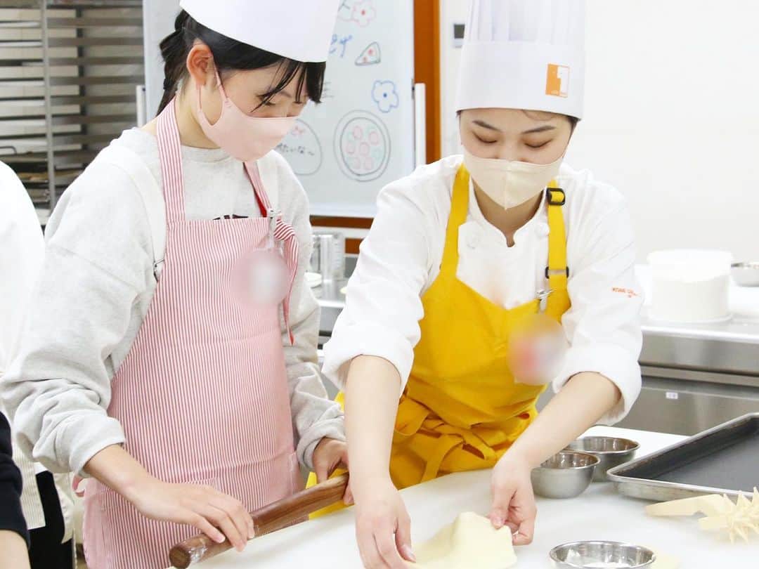 神戸製菓専門学校（公式）さんのインスタグラム写真 - (神戸製菓専門学校（公式）Instagram)「. 🍁W体験オープンキャンパスを開催しました🍁  製菓分野と製パン分野を1日で体験できる 人気のＷ(ダブル)体験❗️  オリジナルピザとショートケーキを 作っていただきましたよ🍰🍕  今日は神戸製菓の雰囲気が知れる初めての方におすすめのオープンキャンパスでした！ 次はぜひ、がっつり洋菓子やパンを体験できる オープンキャンパスにもご参加ください🙌  次回の体験実習付きオープンキャンパスは 11/25(土)#メロンパン #ベーコンエピ 体験です❗️😆 Webまたは公式LINEからご予約お待ちしております✨  #神戸製菓 #神戸製菓専門学校 #オープンキャンパス #🍰 #ショートケーキ #ピザ #🍕 #オーキャン #製菓 #製パン #製菓専門学校 #製パン専門学校 #1人1台 #一人一台 #一人一台実習 #1人1台実習 #神戸 #三ノ宮 #pattistagram2023」11月12日 20時41分 - kobeseika_info