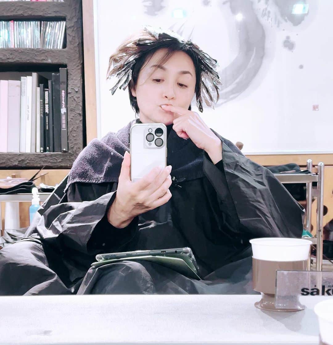 香坂みゆきさんのインスタグラム写真 - (香坂みゆきInstagram)「メンテ中 白髪対策のハイライト👩‍🦳  #ヘアカット  #ハイライト  #白髪  #ショートカット  #❤️」11月12日 20時42分 - miyuky__way