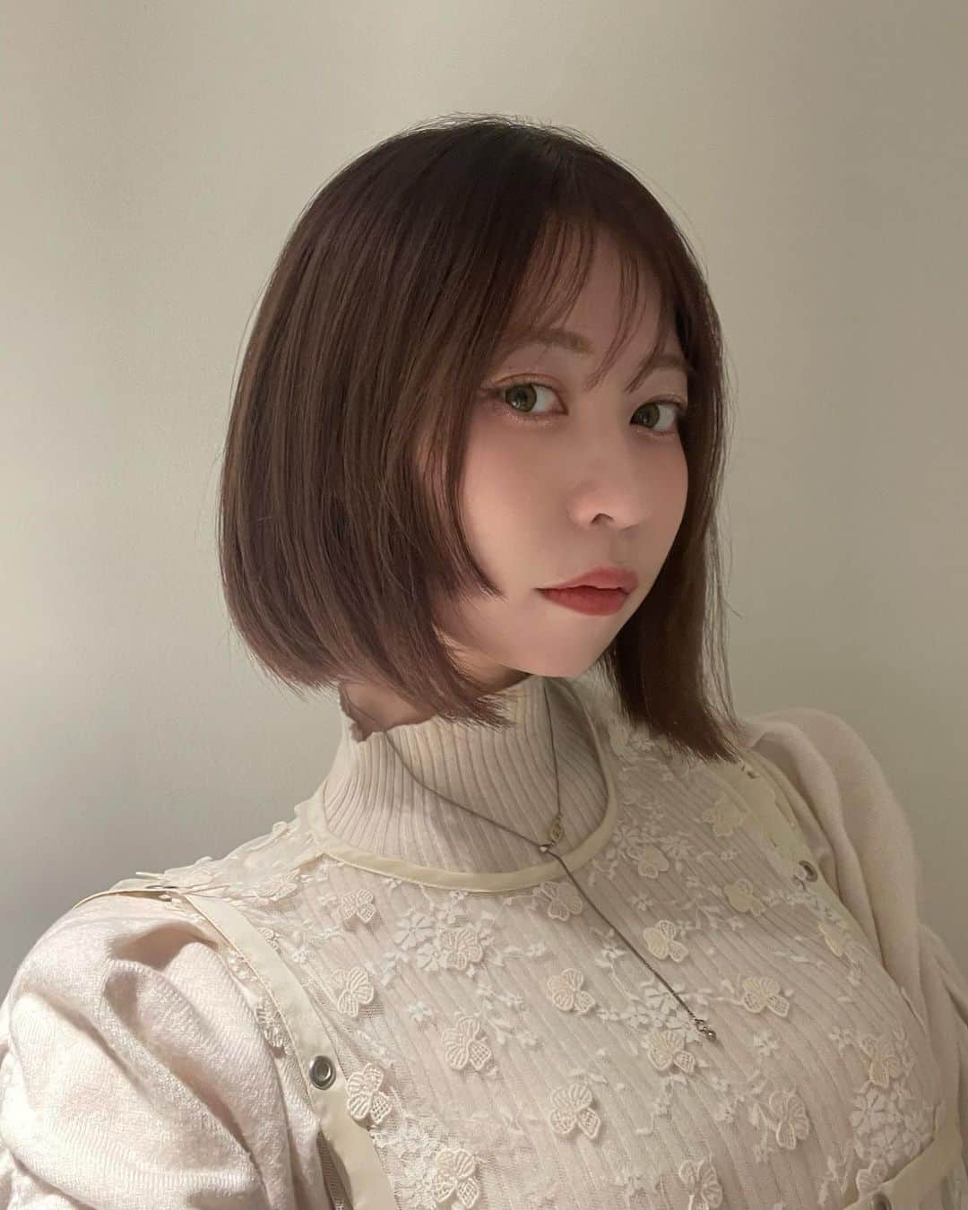 棚瀬響のインスタグラム：「継続的にボブなのは7年目ぐらい？なんだけど、今のシルエットが本当にベスト！♡ 髪型とも相性はなまるのiRENEのレースワンピは夏も冬も大活躍予定💭」