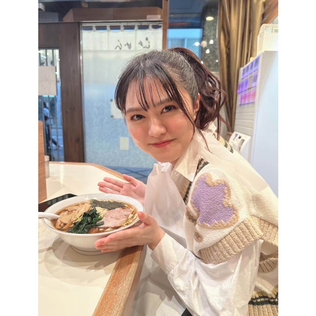 堀内まり菜さんのインスタグラム写真 - (堀内まり菜Instagram)「【堀内まり菜です🍜】  らぁめん『ほりうち』に行ってきました！ 心友の荒井瑠里ちゃんが、 「エッッ。"ほりうち"てラーメン屋さんあるヨ！」 と奇跡のリサーチをしてくれて 入店🍜🏃‍♀️  程よくコシのある麺に、香ばしく どこか落ち着く醤油の味が たまらんでした👏  まさかラーメンで共食いできる日が来るとは😂 みんなも行ってみて菜！  #菜ーメン #堀内まり菜 #marinahoriuchi  #まり菜の日常」11月12日 20時50分 - marinahoriuchi.lantis