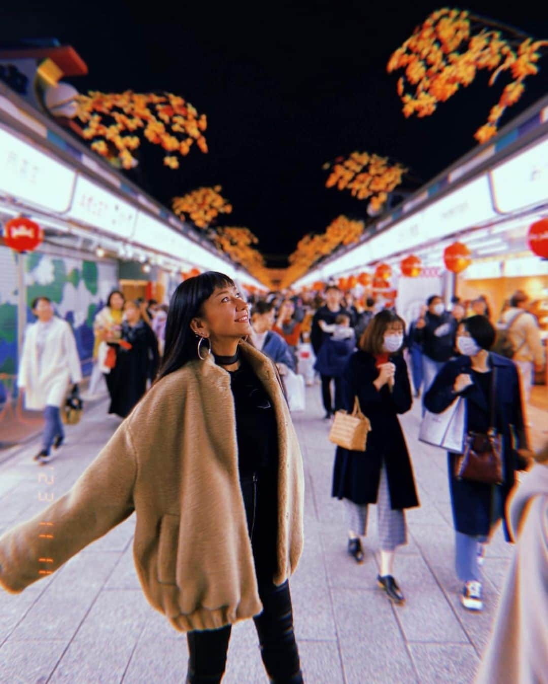 ソフィア・グリーンウッドのインスタグラム：「🏮🏮🏮 急な極寒ありがとう！ #japan#tokyo#asakusa#sensoji#temple #浅草#浅草寺#雷門#酉の市#極寒#あさくさんぽ#🇯🇵 #テンションと気温は比例します #つまり２秒で帰宅」