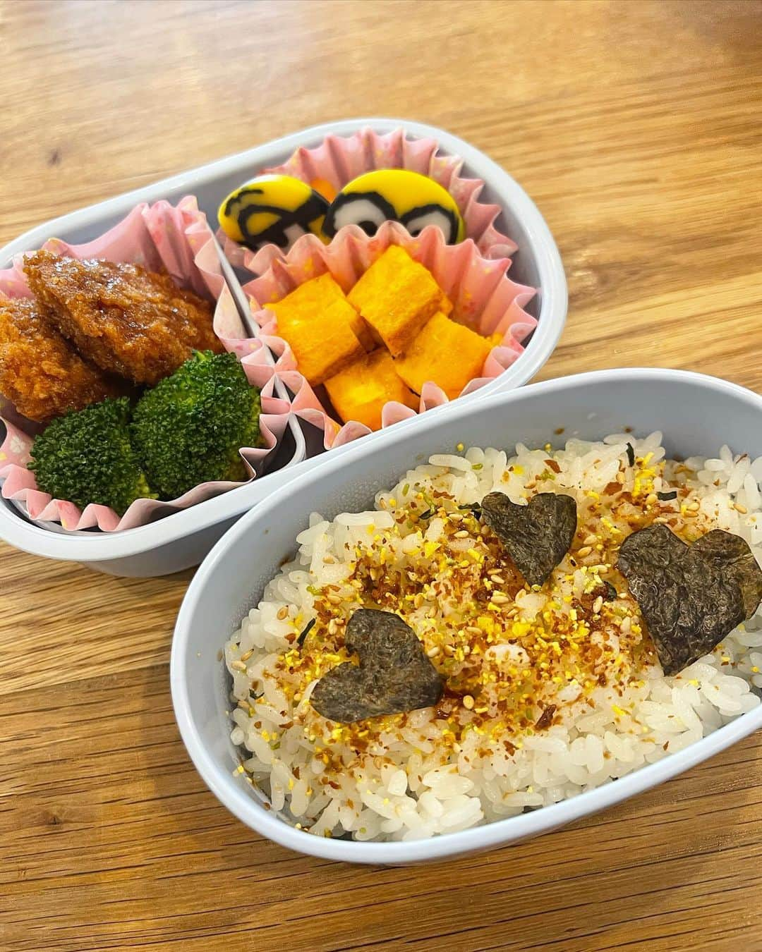 瀬奈じゅんのインスタグラム：「⁡ ⁡ 息子の遠足のお弁当。 ⁡ 海苔でハート作っちゃったり… 卵焼きもハートに盛りつけしちゃったり… ミニオンのかまぼこ入れてみちゃったり… ⁡ たまにだから楽しいのでしょうね。 毎日作っていらっしゃる方を尊敬します。 (ノルさん @noru_kohminoru のお弁当ポストのファンです笑) ⁡ ２枚目の写真は、パパがはりきって飾り切りしたりんご……微妙。 ３枚目の写真は、娘がつまみ食いしようとしてる 瞬間……食いしん坊。 ⁡ ⁡ #遠足 #お弁当 #完食してくれた ‼︎ #りんごの皮以外 #笑」