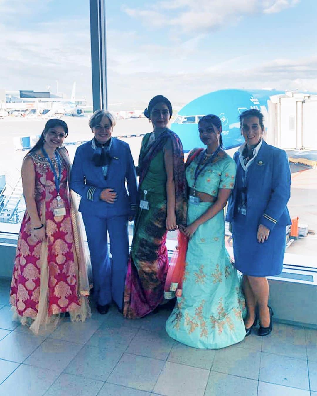 KLMオランダ航空さんのインスタグラム写真 - (KLMオランダ航空Instagram)「Wishing you a journey illuminated with happiness! 🌟✈️ Our dedicated ground crew is all set to make your travel experience truly luminous today. 🪔   📸: @christinapiessens & @rachelflorenceklopper   #klm #royaldutchairlines #Diwali #Divali #Deepavali #Deevali #groundcrew #passengerservices #klmcrew #lightfestival」11月12日 20時47分 - klm