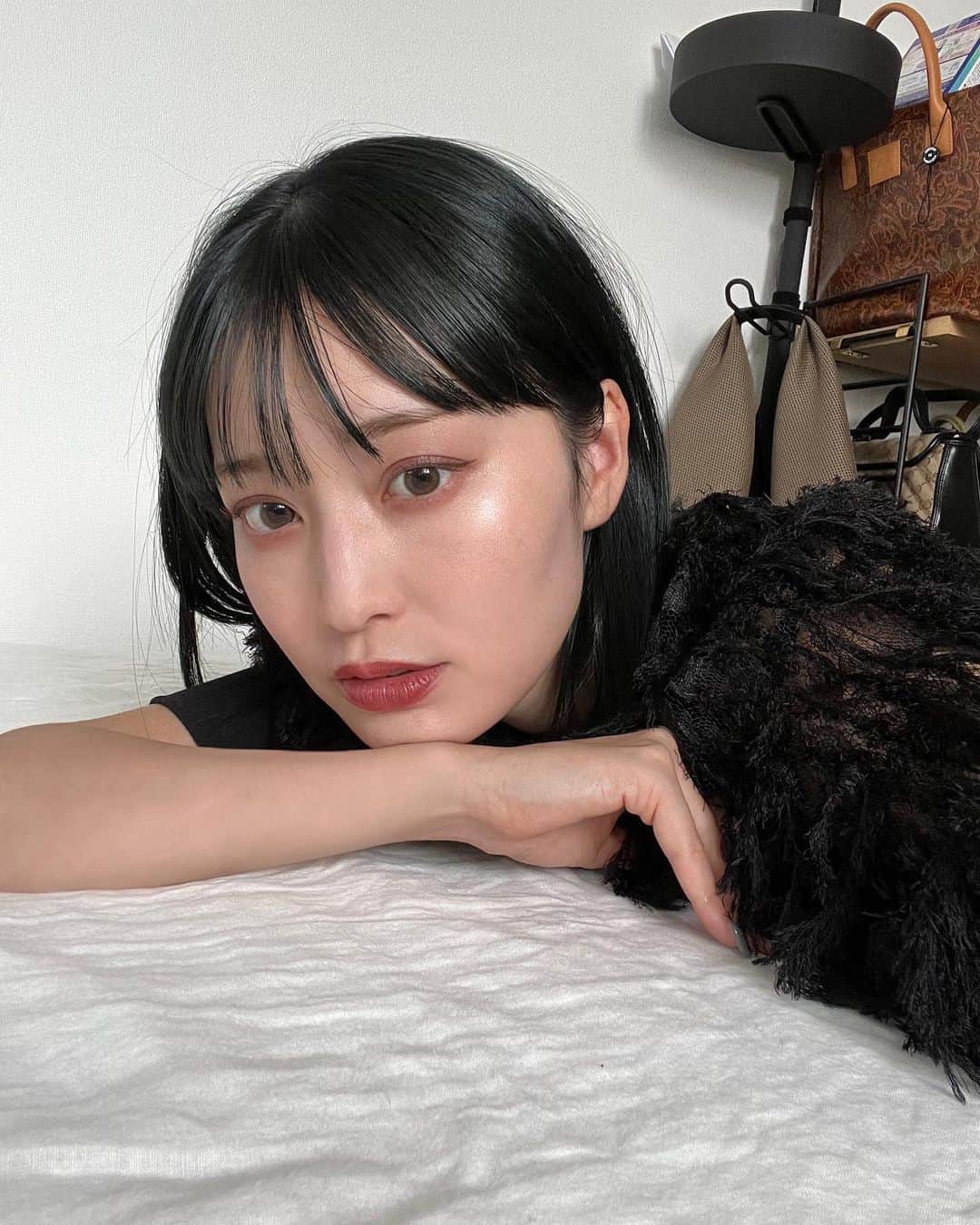 吉田南歩のインスタグラム：「たっっっくさんご質問いただく 私のヘアカラーについて🍂  10代の頃からお世話になってる @yu_kihair さんにお願いしてます🤲🏻 もう長くお世話になってるから、 私の好きな感じとか理解してくれてて 今回のオーダーも"黒系の暗めでブルーとグリーンちょっとほしい"って感じ😂🙏 ㅤㅤㅤㅤㅤㅤㅤㅤㅤㅤㅤㅤㅤ 同じにしたい！って言ってくれる方が たくさんいるんだけど、 カラー名などわからないので 私の写真を見せるのが1番近い色にしてくれるんじゃないかなって思います🫶🏻 ㅤㅤㅤㅤㅤㅤㅤㅤㅤㅤㅤㅤㅤ ここしばらく特にしたい髪型もなく 黒系をずっとしてたんだけど やりたい髪型がでてきたので 近々イメチェン予定👉👈 お楽しみに〜🌼」