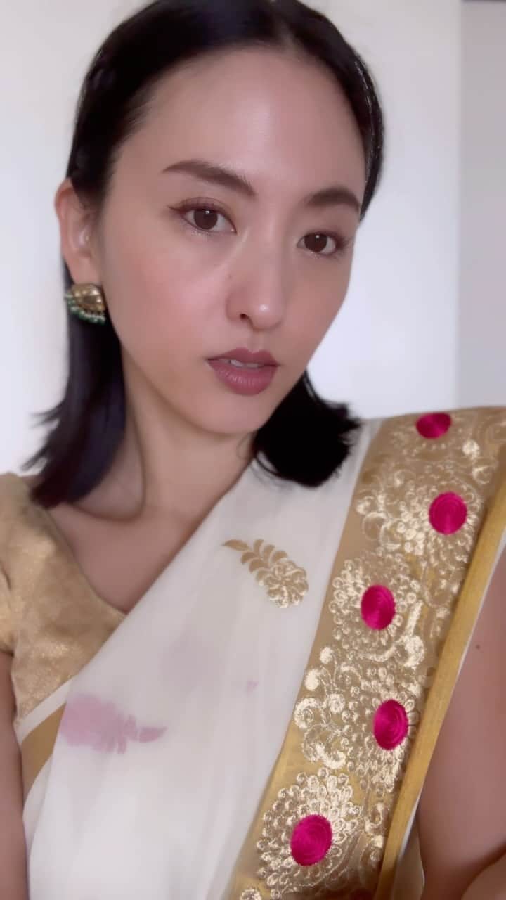 尾形沙耶香のインスタグラム：「#happydiwali 🪔  南インドの思い出が詰まった お気に入りのサリー🥻  jewelryは、義祖母や義母が受け継ぎ 私にプレゼントしてくれた宝物。  奥深い インドの魅力🦚  #indianclothes  #sari #インドの文化」