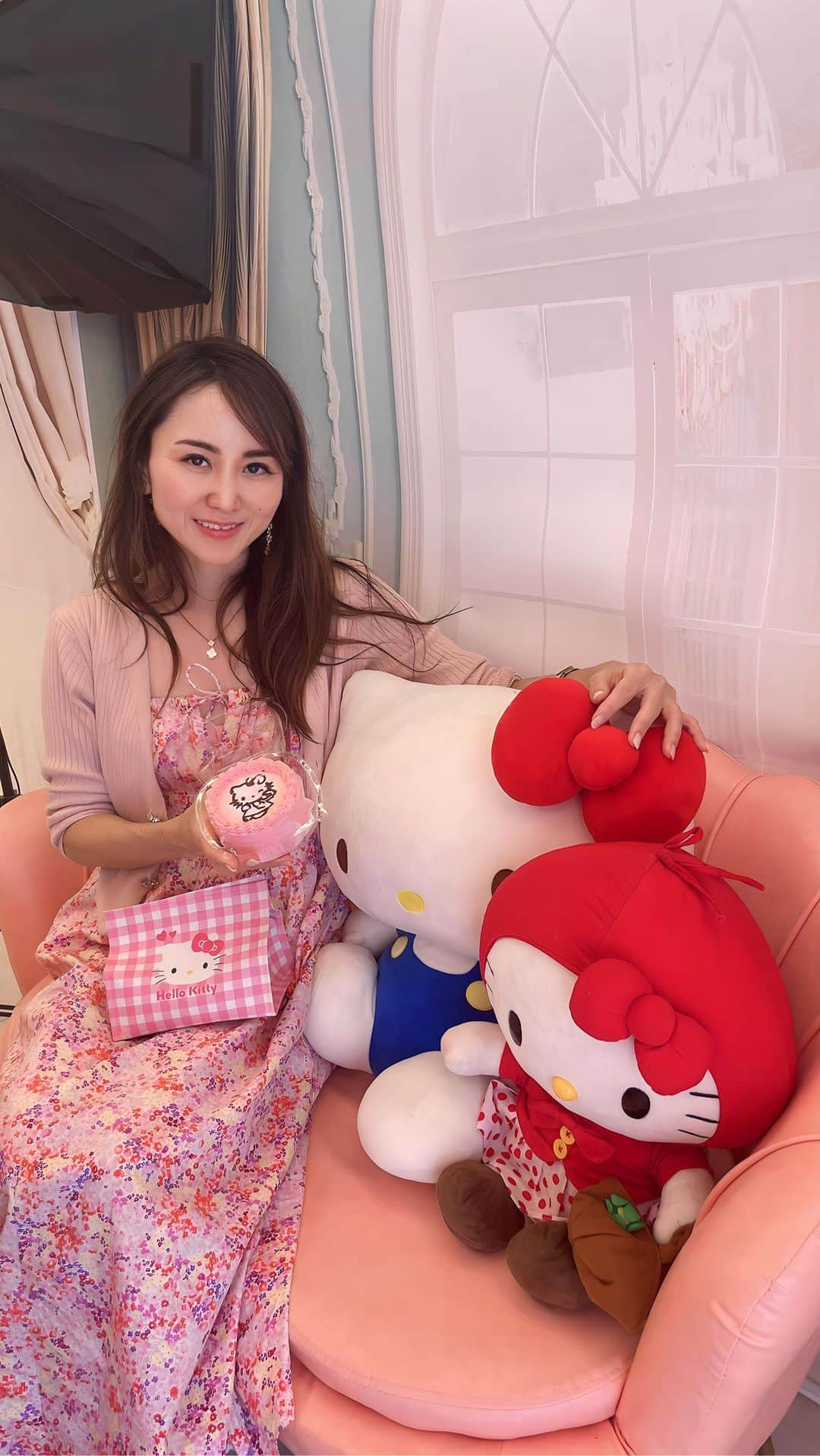 Miku Hirata 平田未来のインスタグラム：「セブ島にあるハローキティカフェ⁈  Facebookの情報では、 Hello Kitty Cafe of Dana Kitti Dessert Shop となっています！  空港からホテルに行く途中にあり、 遅い時間でも営業していました。  後日、地図など検索して お昼ごろ行ったら 結構混んでました！  店内の販売は ケーキとドリンク。 日本人はいなくて 現地の方で賑わっていました🧡  テントの🏕️カフェが 貴重です🩷  〜以下、サイトより☟  Do you love hello kitty? Or how about the color pink? Then Dana Kitti Dessert Shop is the place to be. This small cafe offers different varieties of Dessert, Pastries and Refreshments that can complement to each other. Plus it’s Cozy place that’s perfect to hang out with your friends or families. They also offer Hello Kitty Merchandise to complete your Hello Kitty Dining Experience. So Tara let’s go for a Hello Kitty Craving Date at Dana Kitti Dessert Shop.   📍Located at Bagumbayan 2 Maribago, Lapu-Lapu City, Cebu. 6015. Its just along the Hi-way.   ☕️Opens Daily from 10:00 AM - 10:00 PM  Danas Kitti Dessert Shop / Dana’s Kitti Dessert Shop   #マクタン島 #ラプラプ市　#ハローキティドレス  #HelloKittyCafeofDanaKittiDessertShop #danakittidessertshop #kittidessert #ハローキティデザートカフェ　 #DanasKittiDessertShop  #SupportLocal #PromoteLocal #FoodCravingReviews #FoodCravingAdventure」