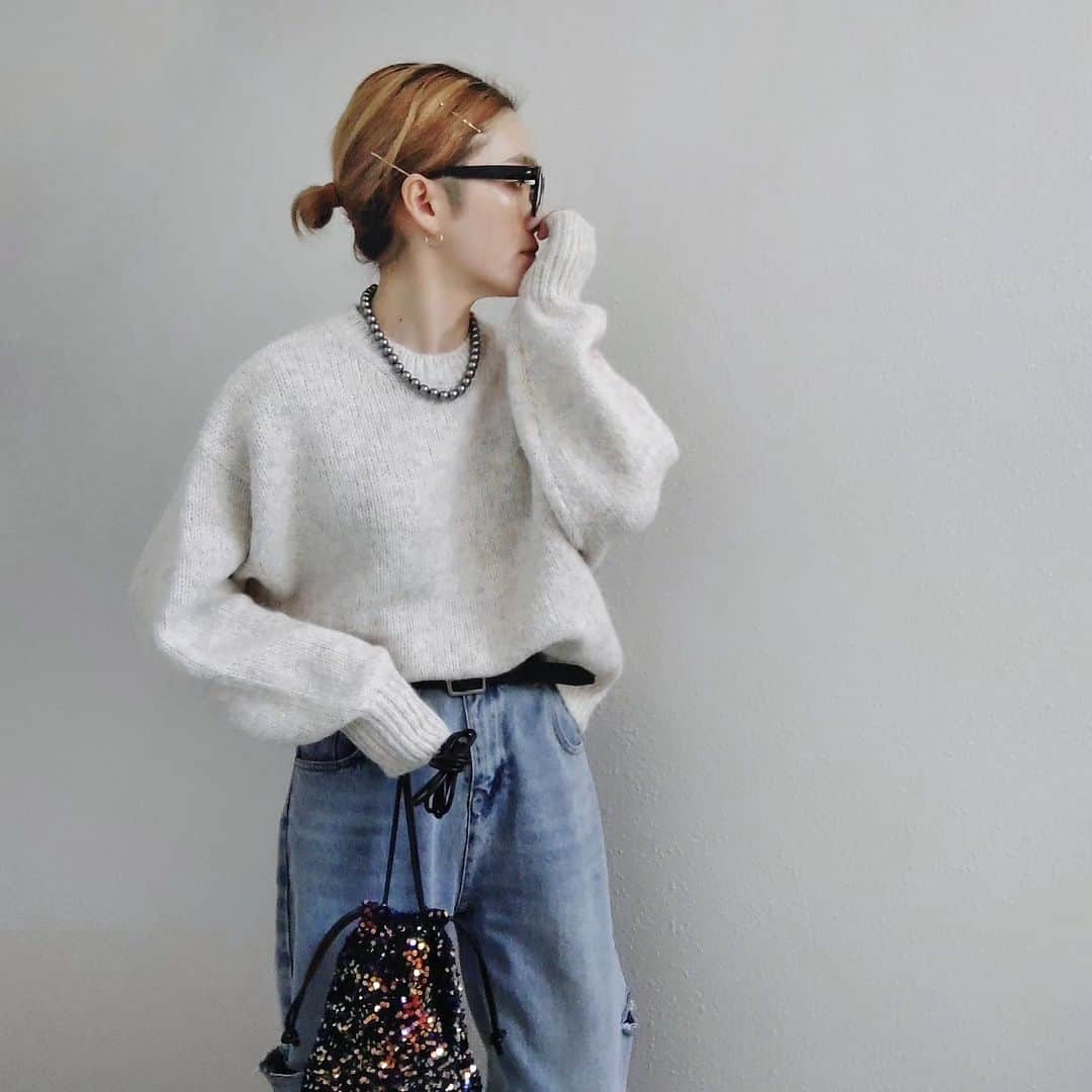 aakoakooのインスタグラム：「. . . @ungrid_official の カラーモヘア混ルーズニット . アイボリーなんやけど このミックスの感じがもうかなりイイ感じ！ シンプルやけど単調にならないニットコーデがキマる . ZOZOTOWNクーポン出てます😊 . . . #Ungrid#カラーモヘア混ルーズニット#ニットコーデ#カジュアルコーデ @ungrid_official​​  ​@ungrid_staffsnap」