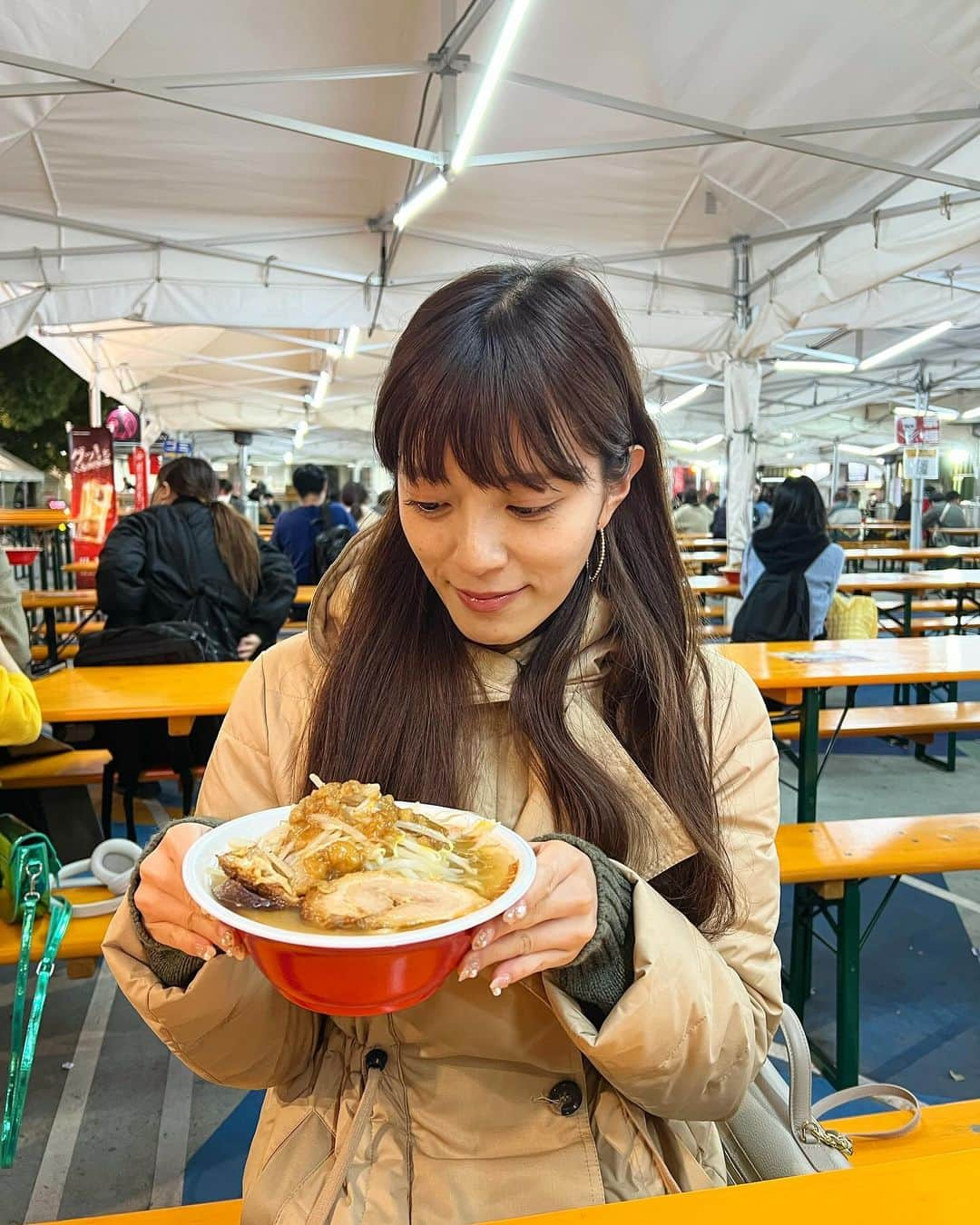 三谷紬のインスタグラム：「🍜🤍 仕事終わりに！ #大つけ麺博 ♡ 棚橋さん、YOHさん、ワトさんと来たぶりに プライベートで来ました🍜 大好きな二郎系。 久しぶりに対戦しました🔥 栃木の名店#ハイマウント ！ わあああこれこれ！！！ 久しぶりにブルブルっと身震いがしました笑 大つけ麺博は11/26まで開催中です😊 皆さんもお気に入りの一杯教えて欲しいです♡ * #ラーメン#らーめん#ramen#つけ麺#大つけ麺博#大久保公園#東京#tokyo#新宿#二郎系#二郎#背徳感#久しぶり#対戦#激うま#にんにく#テレビ朝日#アナウンサー#三谷紬」