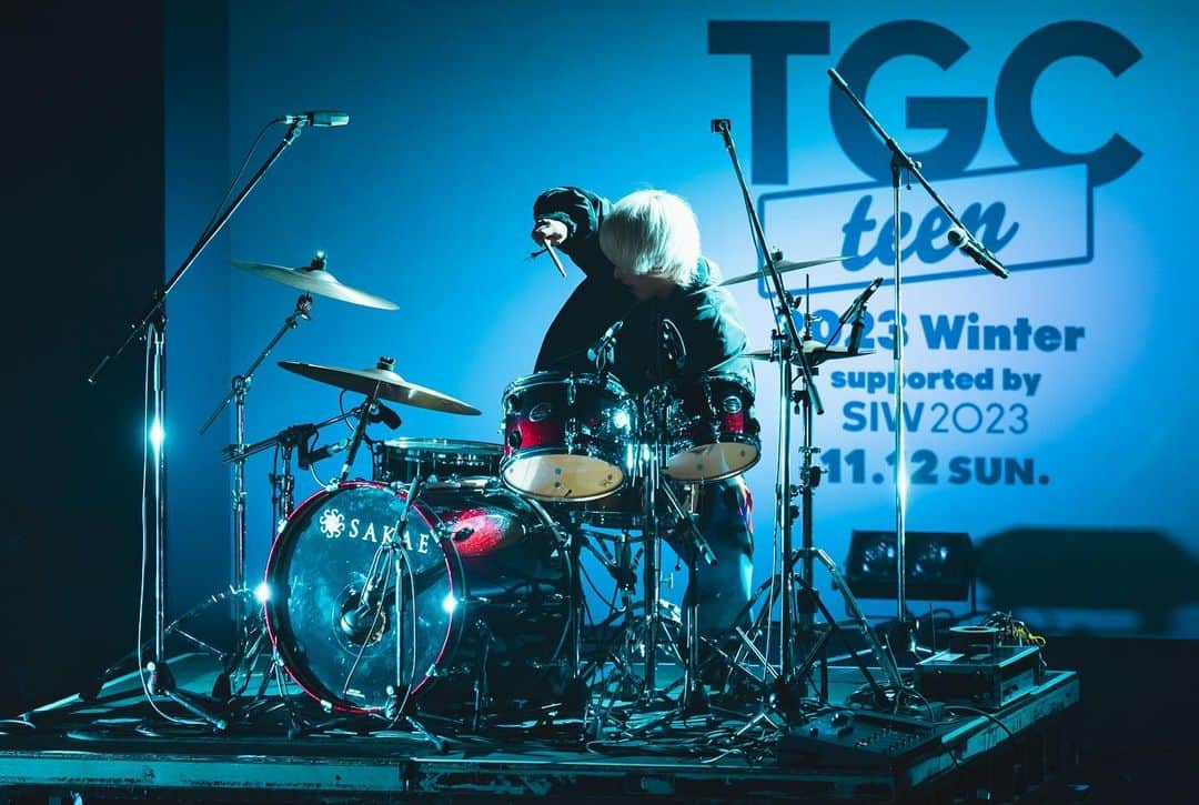 マイキのインスタグラム：「TGC teenありがとうございました！  ドラムと歌楽しかったー！！！🥁  今日の衣装は青春をイメージした青🐳  良かったら『しんどいね』みんな聴いてね！！  Photo by @yukiya_kanda   #TGCteen」