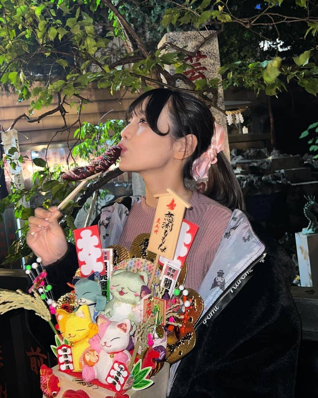 恋渕ももなのインスタグラム：「⛩酉の市⛩  ♡  屋台のチョコバナナ久しぶりに食べた🍌🤎  本当に楽しかった‼️  ずっと調子悪かったけど  朝から急に元気になって  わっ！憑き物落ちた〜って感じ🫢‼️  すっごい人混みの中はぐれないように  お供してくれたSODのみなさん  マネージャーほんとにありがとう🌟  ♡  #恋渕ももな  #酉の市 #酉の市2023 #花園神社 #花園神社酉の市 #チョコバナナ」