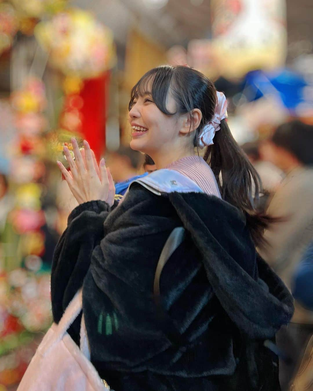 恋渕ももなさんのインスタグラム写真 - (恋渕ももなInstagram)「⛩酉の市⛩  ♡  屋台のチョコバナナ久しぶりに食べた🍌🤎  本当に楽しかった‼️  ずっと調子悪かったけど  朝から急に元気になって  わっ！憑き物落ちた〜って感じ🫢‼️  すっごい人混みの中はぐれないように  お供してくれたSODのみなさん  マネージャーほんとにありがとう🌟  ♡  #恋渕ももな  #酉の市 #酉の市2023 #花園神社 #花園神社酉の市 #チョコバナナ」11月12日 20時53分 - koibuchimomona