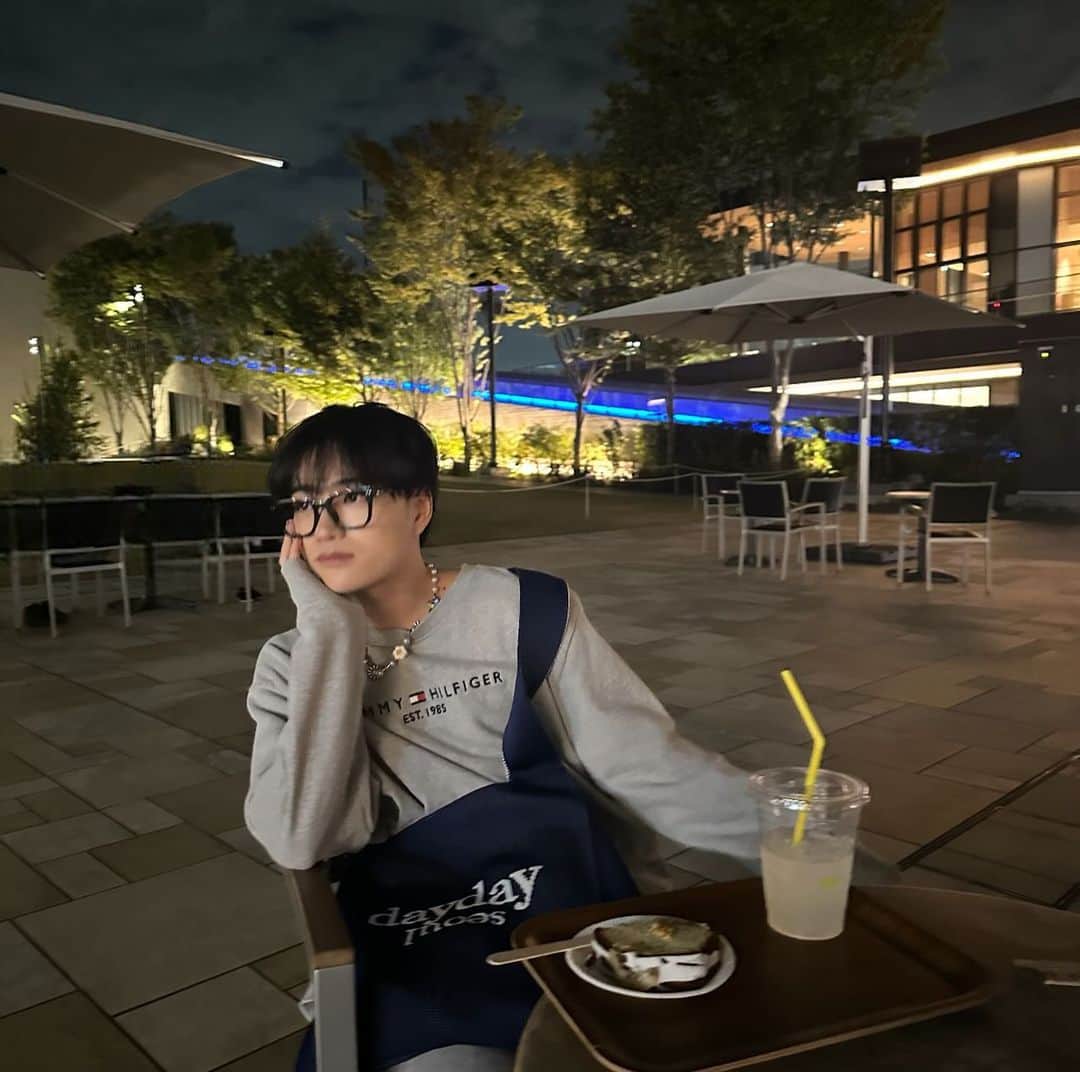 金木朋裕のインスタグラム：「Instagram12万人 TikTok(2回目)とYouTubeも 15万人ありがとうございます。  今年はまだまだ望むような結果も出せていないし TikTok約57万人分アカウントが消えたり、 色々あって悔しい年だったな〜と思います。 まだ今年終わったわけじゃないし、今年は11月12月と頑張って 最高の2024年のスタートで始められるように、 ここからまた気を引き締めて頑張る必要があるなと感じています。 自分の目標に向かってより一層SNS頑張って行くので 応援してくれたら嬉しいです。 そして一緒に最高の景色をみんなで見ようぜ！！！」