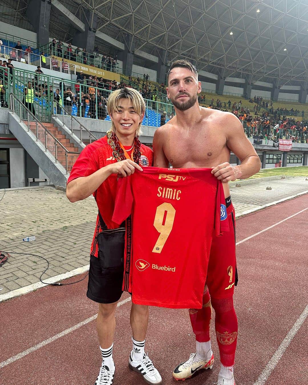 のインスタグラム：「PERSIJA×TAIYO🔥  Thank you everyone 🤩🤩  Which team should i go watch next?🧐  #persija #persijajakarta #indonesiafootball #briliga1」