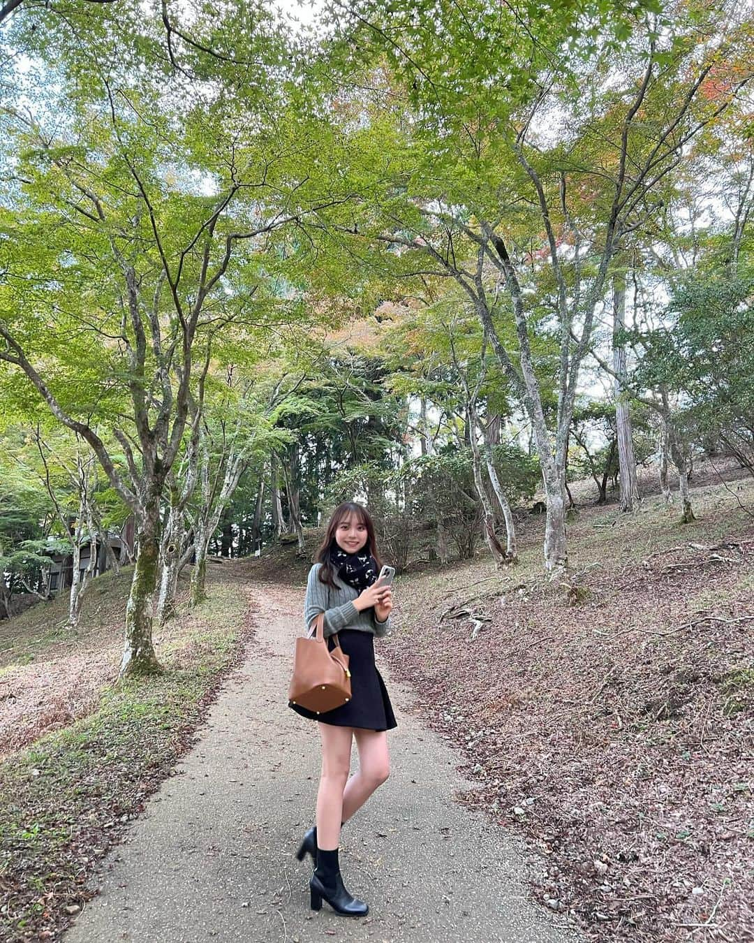 勝又彩央里さんのインスタグラム写真 - (勝又彩央里Instagram)「紅葉には少し早かった〜🍂 澄んだ空気と少し色づき始めたもみじがとても綺麗！  #紅葉 #紅葉狩り #紅葉スポット #秋コーデ #秋 #冬 #冬コーデ #マフラー #コーデ #全身コーデ #ミニスカート #ブーツ #景色 #自然 #ニット #休日 #休日コーデ #japan #ootd #tflers #instagood #instadaily #ralphlauren #louisvuitton」11月12日 20時54分 - saorinoel