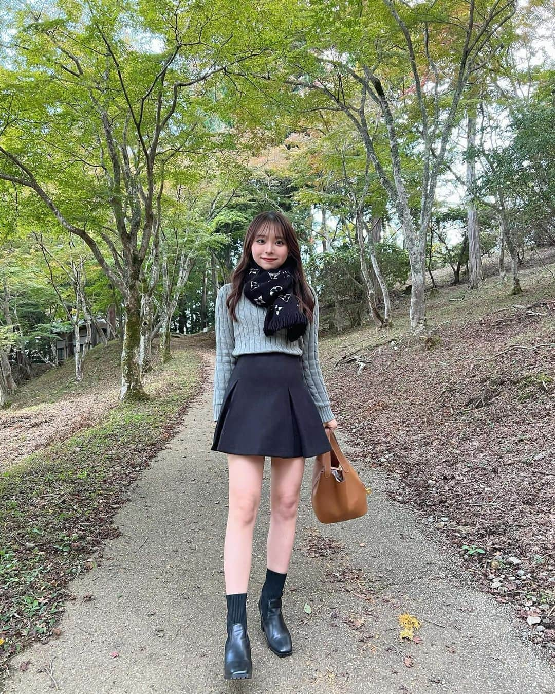 勝又彩央里さんのインスタグラム写真 - (勝又彩央里Instagram)「紅葉には少し早かった〜🍂 澄んだ空気と少し色づき始めたもみじがとても綺麗！  #紅葉 #紅葉狩り #紅葉スポット #秋コーデ #秋 #冬 #冬コーデ #マフラー #コーデ #全身コーデ #ミニスカート #ブーツ #景色 #自然 #ニット #休日 #休日コーデ #japan #ootd #tflers #instagood #instadaily #ralphlauren #louisvuitton」11月12日 20時54分 - saorinoel