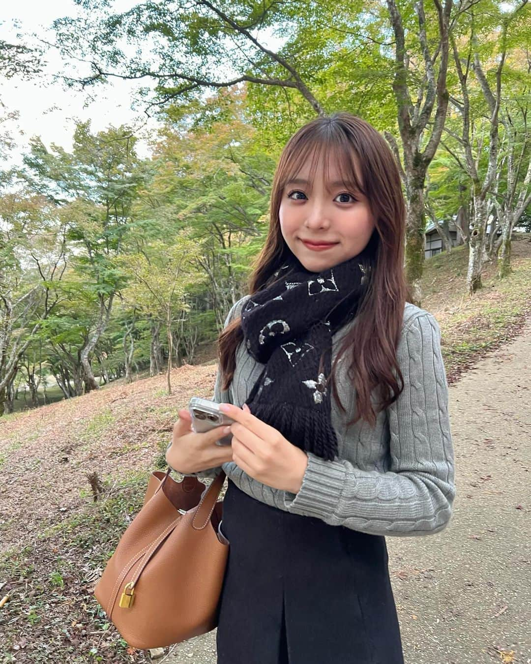 勝又彩央里さんのインスタグラム写真 - (勝又彩央里Instagram)「紅葉には少し早かった〜🍂 澄んだ空気と少し色づき始めたもみじがとても綺麗！  #紅葉 #紅葉狩り #紅葉スポット #秋コーデ #秋 #冬 #冬コーデ #マフラー #コーデ #全身コーデ #ミニスカート #ブーツ #景色 #自然 #ニット #休日 #休日コーデ #japan #ootd #tflers #instagood #instadaily #ralphlauren #louisvuitton」11月12日 20時54分 - saorinoel