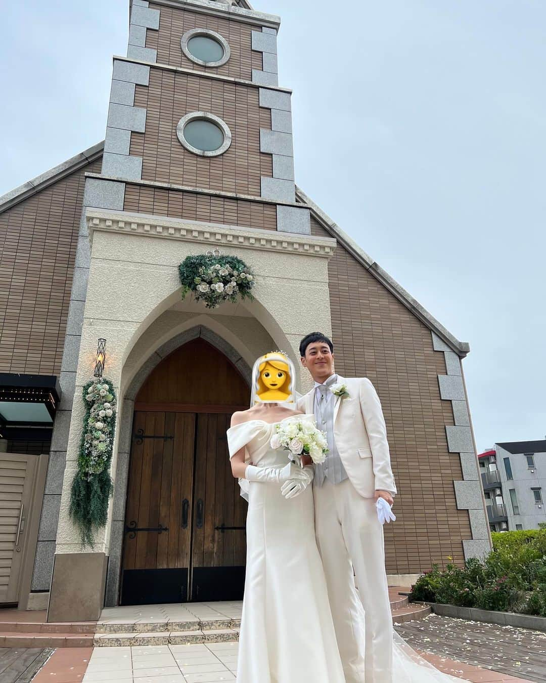 都留拓也のインスタグラム：「2023/11/12 たくさんの家族や友人に見守られながら、結婚式を挙げることができました！！めちゃくちゃ泣いてしまいました！！山本の乾杯の挨拶は最高で、途中ミスチルの桜井さんも来てくれました！！中座で尾身を呼んで、尾身に泣かされました。びっくりした。 これからも2人で幸せな家庭を築いていきます！！」