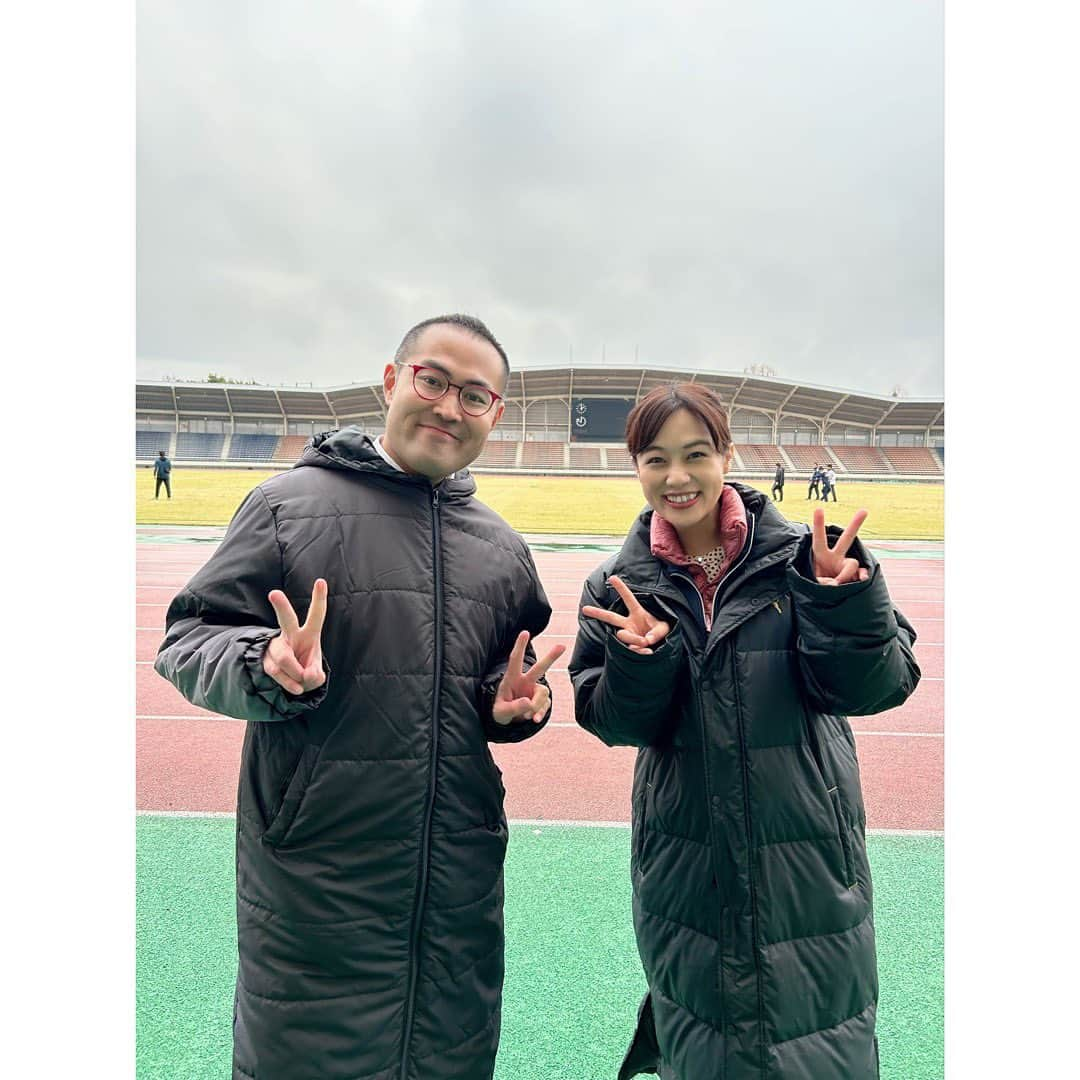 西村志野さんのインスタグラム写真 - (西村志野Instagram)「＊ 高校ラグビー千葉県大会決勝 #流経大柏 × #専修大松戸  チバテレで中継リポーターでした🎤  気温7.8℃の中での熱戦！  流経大柏高校、優勝おめでとうございます💐 花園、頑張ってきてください🏉✨ 全国での躍動、楽しみにしています！  準優勝の専修大松戸。 自分たちの可能性を信じること。 それを体現するプレー、感動しました😭  実況の西達彦アナと決勝後に1枚✨ ＊ 流経大柏 専修大松戸 #東海大浦安 #八千代松陰  4校の学校取材から今日の決勝まで 選手のみなさんから、先生から、 学ぶことばかりの濃い時間でした。  私ももっと頑張らないとと思う瞬間がたくさん✨  いただいたご縁を大切に、 もっと成長できるように頑張るぞ！  ありがとうございました🏉🎤 ＊ #高校ラグビー #千葉テレビ #チバテレ #ラグビー #千葉 #流経大柏ラグビー部 #専修大松戸高校ラグビー部  #東海大浦安ラグビー部 #八千代松陰高校ラグビー部  #高校スポーツ #ラグビー中継 #スポーツ中継 #花園  #柏の葉公園総合競技場 #全国高校ラグビー #rugby #🏉 #スポーツリポーター #スポーツアナウンサー #リポーター #スポーツ好き #インタビュー  #アナウンサー #フリーアナウンサー #西村志野」11月12日 20時55分 - shinonishimura_