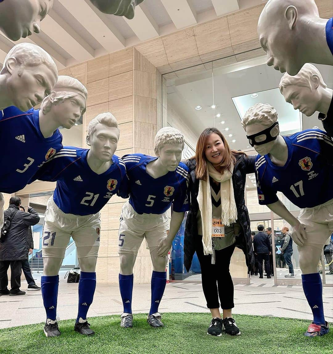 日々野真理さんのインスタグラム写真 - (日々野真理Instagram)「日本サッカーミュージアムにあった『円陣』が、現在は日産スタジアムの中にありました。  円陣、組むよね〜😊」11月12日 20時56分 - marihibino1031