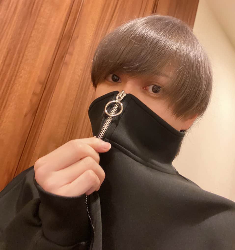 そらびびのインスタグラム：「髪切って染めた。グレーになった」