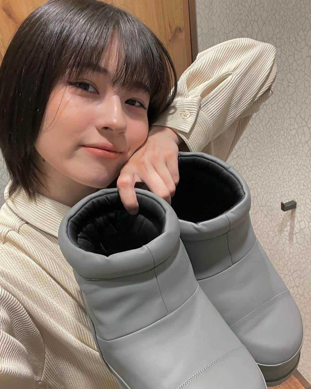アリアナさくらのインスタグラム：「@alm._official 様の、期間限定POPUPに行ってきました‼︎  宇宙服みたいな可愛いブーツもゲットしたヨ💕  #ALM #alm #almshoes #fashion #PR」