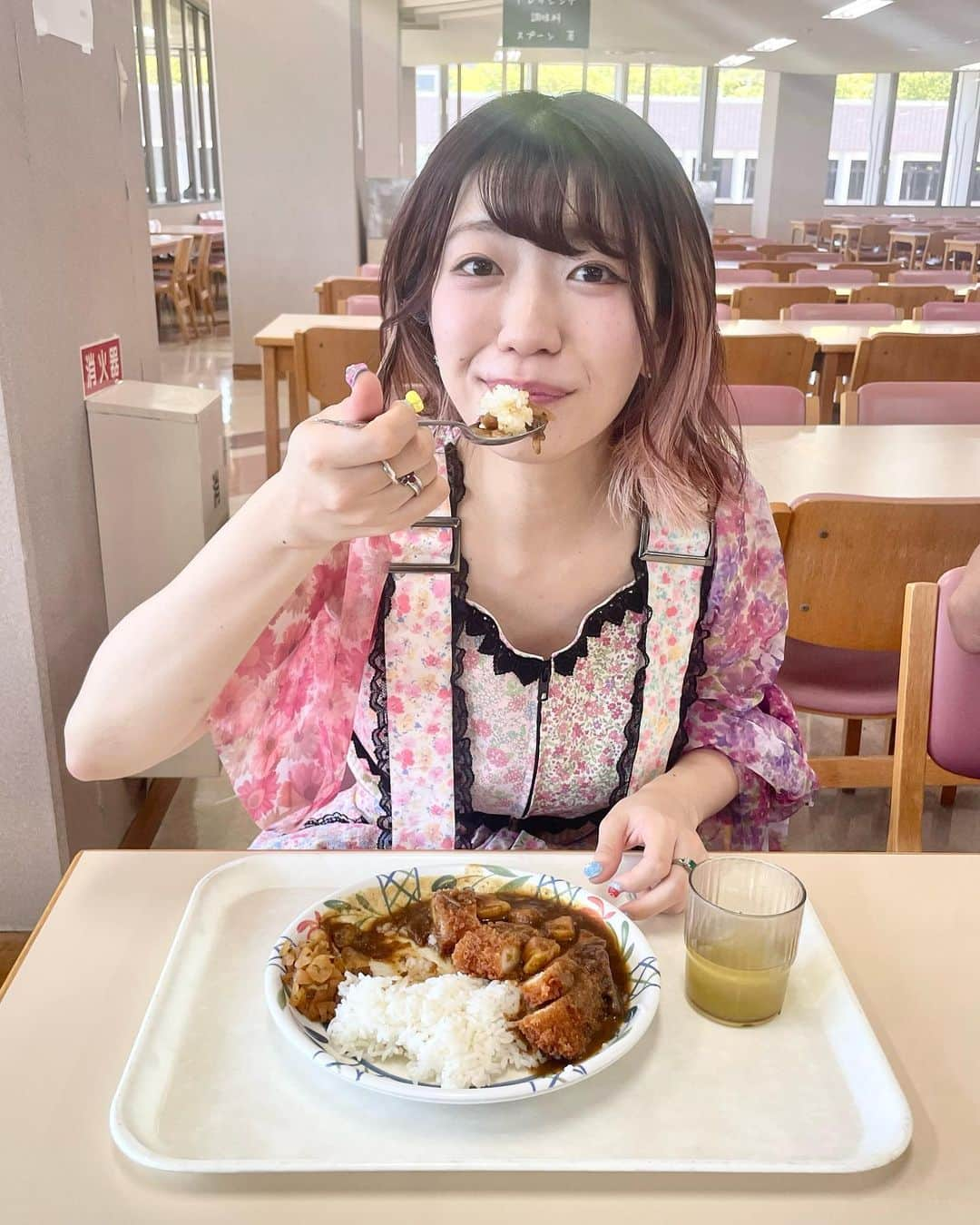 ぱいぱいでか美のインスタグラム：「TUTと日本工学院の学食🍛 . 日本工学院八王子専門学校のOGということで キャンパス内にある東京工科大学の公式YouTubeに 出演させてもらってます👩‍🎓✨ 以前告知したvol.1からしばらく経ち 私が見逃してる間にめっちゃ公開されてたんですが とりあえずvol.2の告知だけさせてください😂w  vol.1は図書館棟に行き、vol.2は学食へ！ ほんっっっと懐かしい味だった😭🍛 フーズフー(フーズフーって懐かしすぎワロタ)使ったり マック行ったりサークル棟でコンビニ飯食べたりもしてたけど 学食行ったら大体カレー食べてたの☺️ カットかかってからも当然食べて、完食して お腹でる衣装だったのでその後の撮影でずっと腹筋力入れてた🥹 4枚目がリアルです……  研究室にある超高額でスーパー高性能な原子まで見える顕微鏡を見させて頂いたり🔬！ vol.2も見どころたっぷりなので ぜひ東京工科大学の公式YouTubeご覧ください👀 . #東京工科大学 #東京工科大学八王子キャンパス #TUT #日本工学院八王子専門学校 #母校 #学食 #でか美ちゃん」