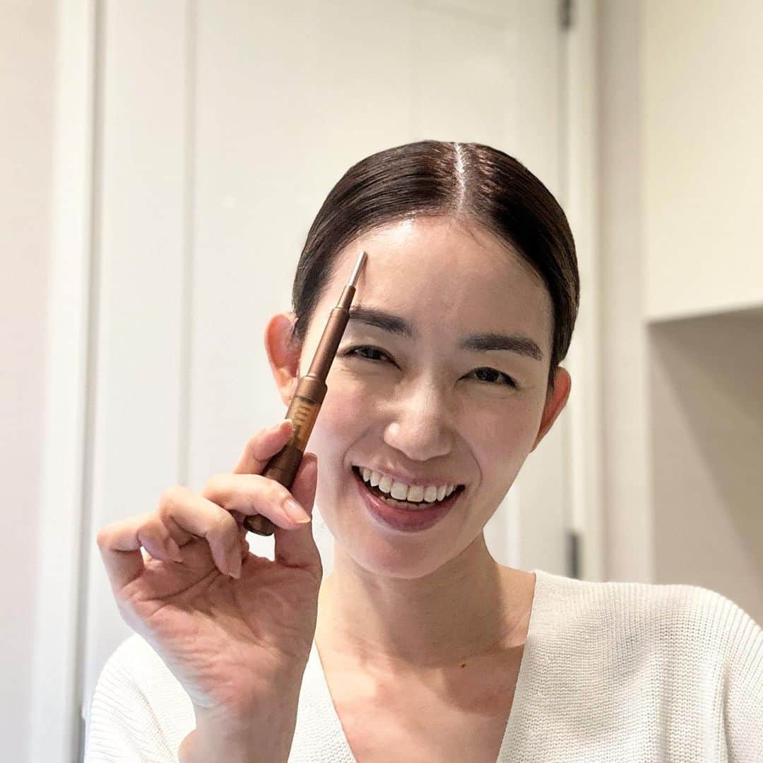 のインスタグラム：「* * 筋肉筋膜にアプローチする フェイスポインター 『CORE FIT』 @corefit_bbyc  この度 アンバサダーをさせて頂く事に なりました * 前回9月(9月23日の投稿参照)に 首まわりのマッサージを教わって毎日継続 首まわりの軽さに とても手応えを感じています * そして今回は新たに 頭の凝りや眼精疲労改善の マッサージを教わりました(動画見てね) 頭と顔は繋がっているので 頭皮と髪のためだけでなく 顔のたるみ対策にも * 動画にはありませんが 髪の生え際など マッサージしてみると 最初はなかなか痛い💦 ほんの数分マッサージするだけで みるみる血行が良くなって 身体がポカポカ 目に見えてわかりやすいのは 写真3・4枚目のように ✅黄色い顔色が血色良い顔色に ✅頬から顎にかけてのラインが   シャープに ✅全体的にシュッと引き締まる * コンパクトに持ち運びができるので いつでもどこでも手軽に使えて便利 * 11月30日までフェイスポインター購入で 特製ポーチがついてくる キャンペーン実施中です 11,000円以上(税込)の購入で 1,100円オフになる クーポンコード『mt39』を頂いたので 気になる方はこの機会にぜひ🙋‍♀️ * ストーリーにリンク貼ってます * #COREFIT #コアフィット #使い方は公式HPに動画があります」