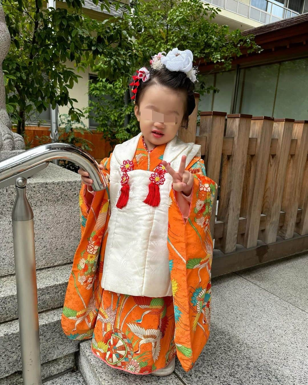 りえさんのインスタグラム写真 - (りえInstagram)「長女の七五三👘🧡 おめでとう✨  朝雨だし 着物着たくない。かゆい。おもい。足袋履きたくない。と超絶わがままからのスタートでどうなるかと思ったけど 神社着いたら雨も上がって、本人ノリノリで一安心🫣 ※結局足袋＆下駄は履いてくれず、クロックス参戦w 　 写真で伝わるバタバタ感😏 これもいい思い出と言うことで✨  前撮りはくすみ系な感じだったから、本番はザ和風🇯🇵 3歳サラサラヘアの日本髪難しすぎて大苦戦でした🫠 ちなみにお着物は私も着たお下がりさん🤫🧡  #七五三#3歳七五三#七五三ヘア #七五三3歳 #七五三撮影 #七五三家族写真 #七五三ママコーデ」11月12日 21時00分 - ririri060800