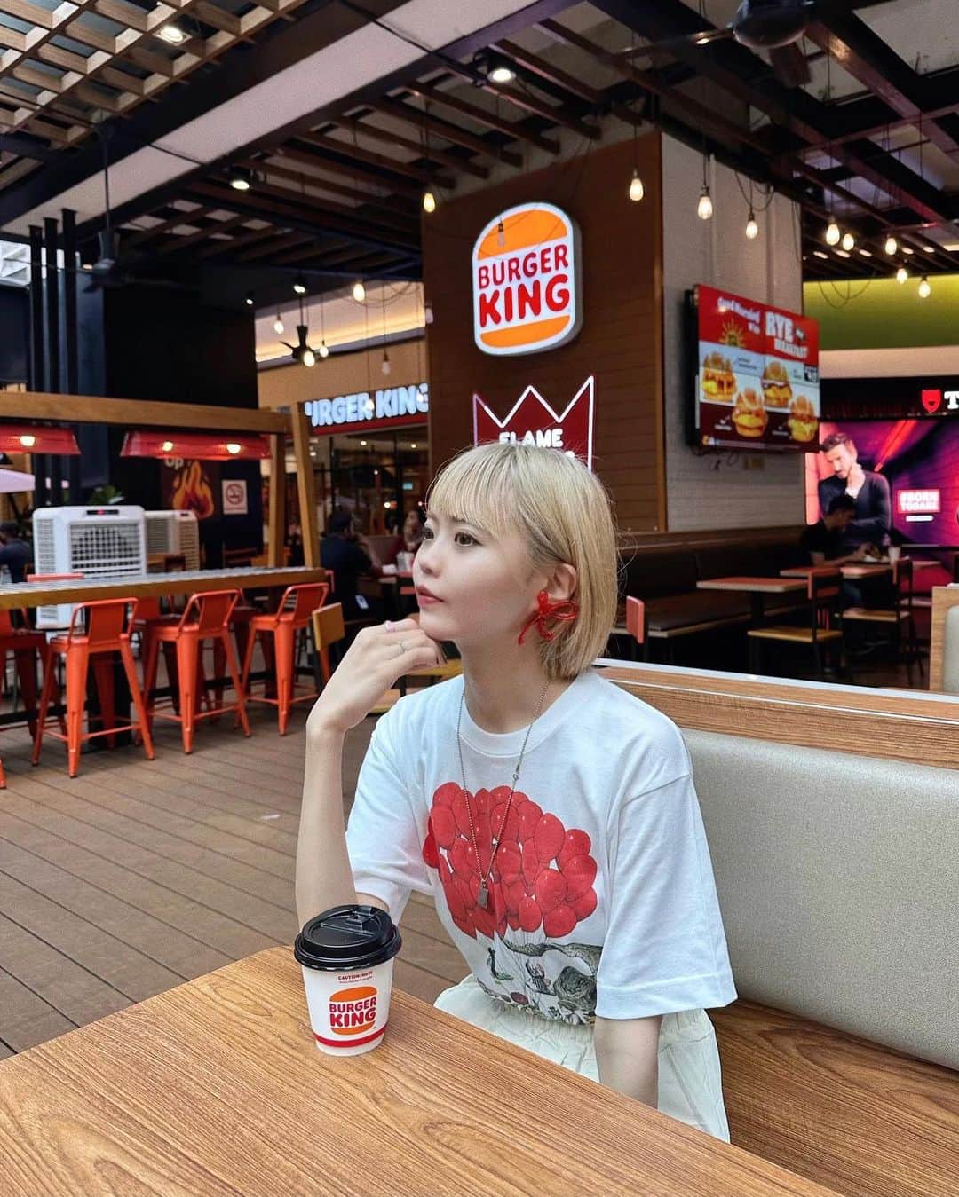 のインスタグラム：「🍋☀️🐤 　 　 みなさまご存知のとおり、 髪の毛に優しくない生活をしてます👋  黒染めしてブリーチしての繰り返し。 今回もホワイトブリーチ 2回しました👎 それにプラスして季節の変わり目だと余計に 髪の毛がわがままパサつき放題。 　 MQURE Deep Moist&Repairを頂きました🙏  ドライヤーとかアイロンの熱に反応して ケアしてくれるんだって☝️潤い良い〜〜 ドラッグストアで買えるのも嬉しいポイント。 　 　 #MQURE#PR」