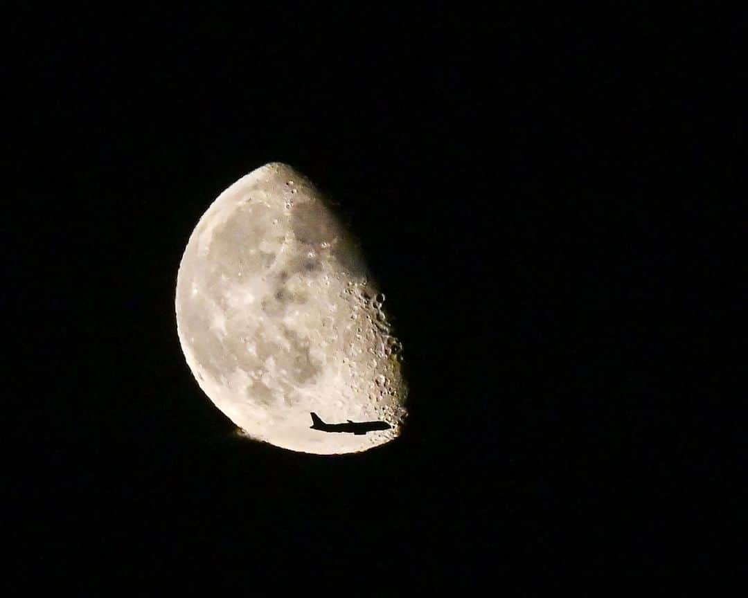 AFP通信さんのインスタグラム写真 - (AFP通信Instagram)「The silhouette of an airplane is seen in front of the moon.⁣ 📷 @Yuri.kadobnov #AFP」11月12日 21時00分 - afpphoto