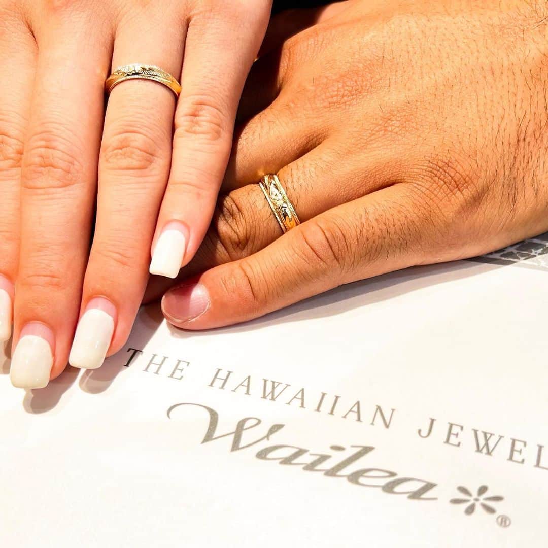 ハワイアンジュエリーのWailea（ワイレア）のインスタグラム：「こんにちは！銀座店です🌿✨  ハワイよりお仕上がりしたご結婚指輪を 先日、お引渡しさせていただきました🕊️✨  クラシカルなコインエッジリングにてお作りいただいた ご結婚指輪には職人の繊細な彫りが入り、 華やかでとても美しいお仕上がりとなりました！！！  これからもお二人の元へ沢山の幸せが訪れてきますように…😌🌈✨ 本日は、ご入籍誠におめでとうございます！！！  #wailea #ワイレア #hawaiianjewelry #ハワイアンジュエリー #ジュエリー #exitmelsa #銀座 #ginza #waileaginza #ワイレア銀座店  #ring #bangle #engagering #婚約指輪 #marriage #婚約指輪 #bridal #プロポーズ #ordermade #オーダーメイド #ハワイ #hawaii」
