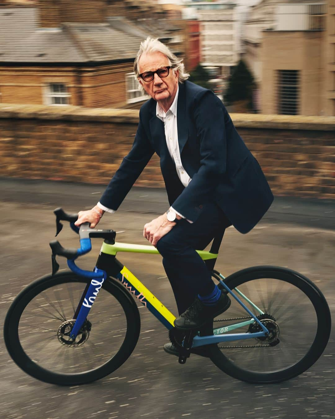 ポールスミスのインスタグラム：「Paul Smith + Factor is here.  We've partnered with @factorbikes – designers and makers of truly extraordinary racing bikes – to develop a very special project: the Paul Smith + Factor OSTRO VAM.  🔗 Learn more at the link in bio.」