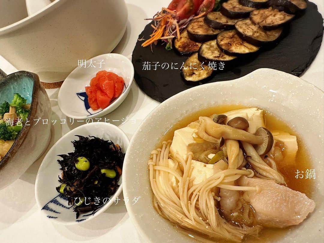 のインスタグラム：「自分ひとりのために作るご飯ってめっちゃめんど臭いね😂寒いから外出たくなくて今日は家飲みだー！って適当に酒のあてつくったけど買った方が早い😂 ミニサイズのおもちゃ作ってるみたいだった😂😂 でも無添加おいしいなー！体調崩しやすい時期なので栄養摂って沢山寝よう！  あと今のネイルといたずら小僧のジャスくん。最後のはめっちゃえのきに似てません？これ？って今日えのきしばいてて思ったから貼っとく。 #ビールうま」