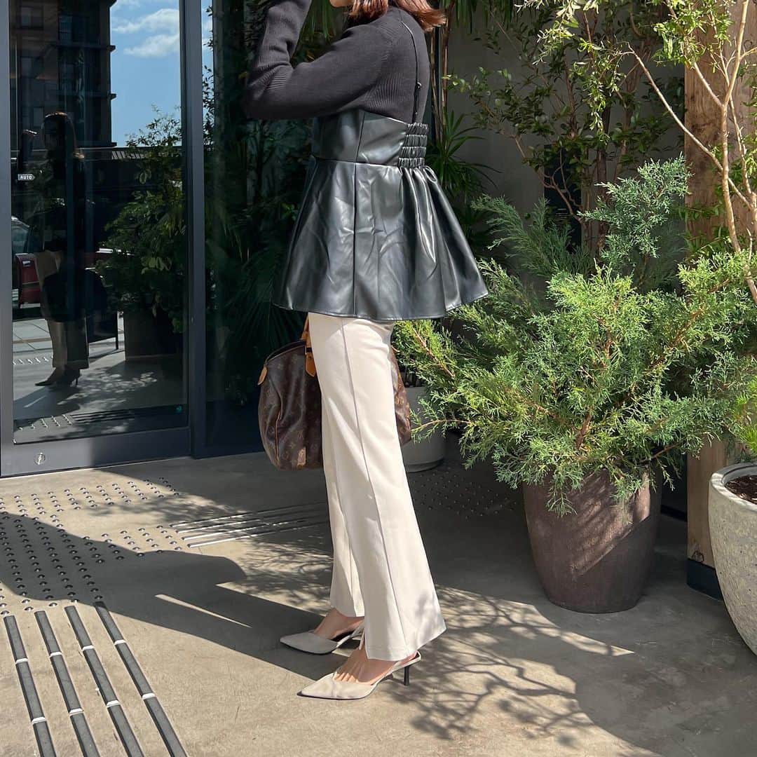 のインスタグラム：「2023.11.12  @naostyle777 さんと @cicon_by_nohgahotel へ ランチの日のコーデ♡  bustier▸#Bonjoursagan tops▸#Mynia pants▸#evernavy pumps▸#handm bag▸#LOUISVUITTON  @konacchan30  × @bonjoursagan  のコラボ商品。  フェイクレザーのビスチェ 柔らかくって思っていたよりも軽くて、なんと言っても形が可愛いよね〜🖤  #ママコーデ#高身長コーデ #プチプラコーデ#アラフォーコーデ #骨格ナチュラル」
