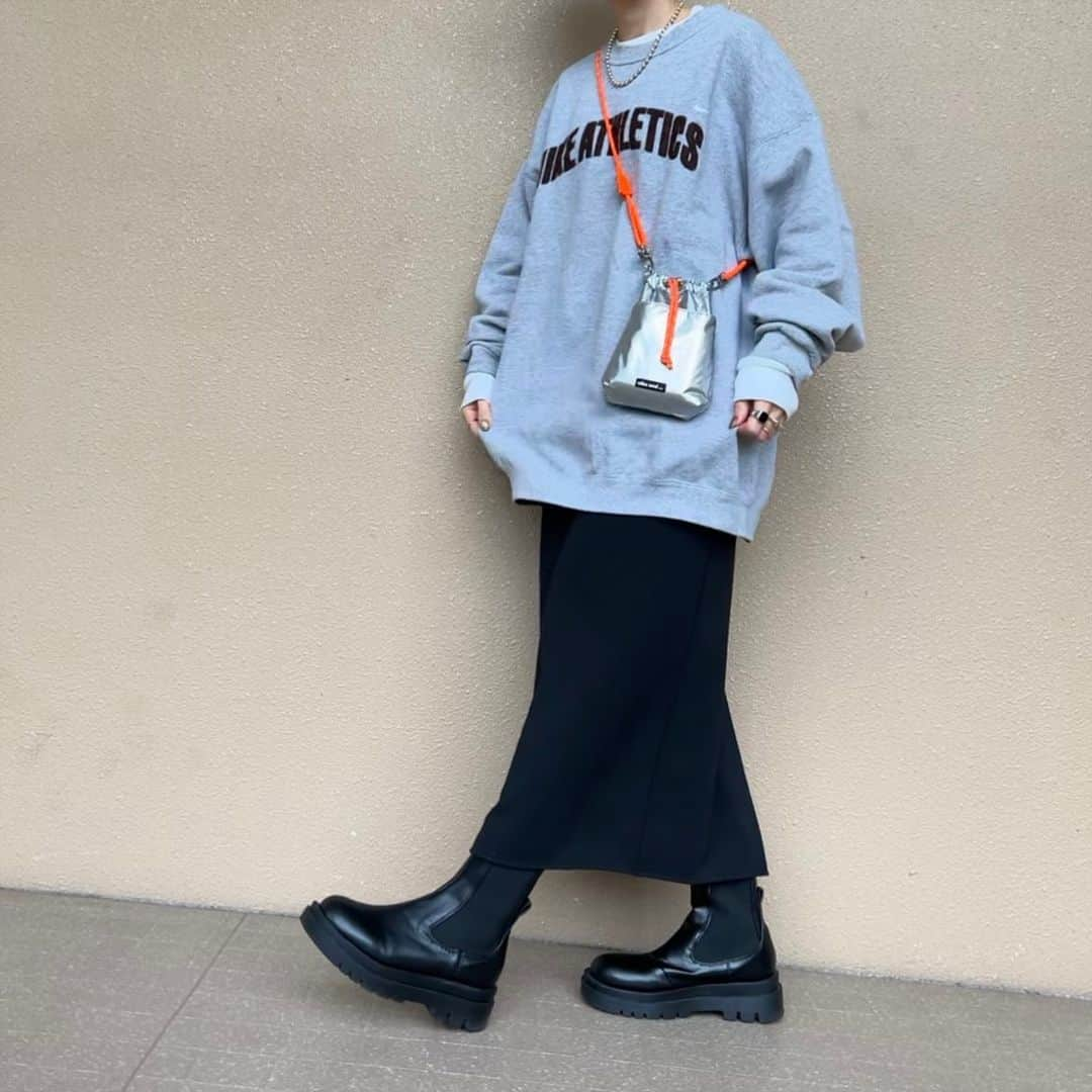 坪田めぐみのインスタグラム：「・ 今日の服 🍊 オレンジの紐がポイントです。  モノトーンも好きだけど パンチのある色も好きです 🤜💥🧡 ・ ・ ・ ・スウェット　#古着 #nike . ・白ロンT  #uniqlo . ・スカート　#ユニクロ . ・バッグ　#nicoand . ・ ・ ・ ・ ・ ・ #ユニクロコーデ #uniqloコーデ #古着mix #古着女子 #大人カジュアル #大人カジュアルコーデ #ナロースカート #スウェットコーデ #差し色コーデ #シンプルコーデ #ootd #instafashion」