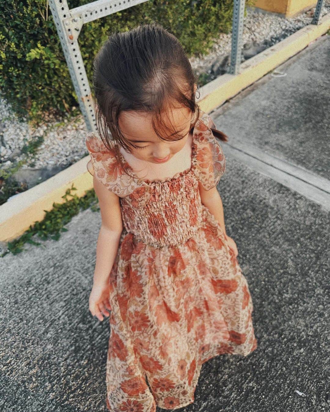 菊井彰子のインスタグラム：「プリンセスみた〜いと大好物のワンピース。 また来年の夏だねー👸  ・ ・ ・ ・ ・ ・ ・ #ryleeandcru  #グアム旅行　 #子連れグアム旅行  #子連れグアム  #guamtrip  #guam  #4yearsold  #4y  #女の子のママ」