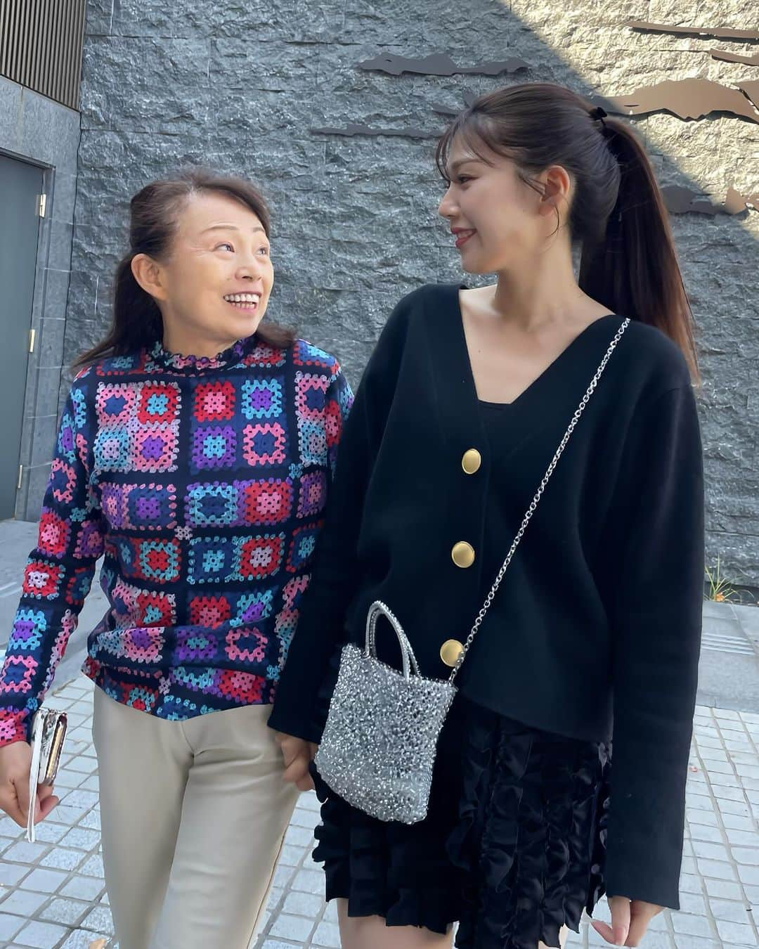 かなさんのインスタグラム写真 - (かなInstagram)「． 母娘&母娘👩‍👧 ． 杏奈が「ばーびーと行きたい💓」と言って 今年も実現したママとの旅行✌🏻 たくさんの従業員さんを抱えながら現役で働いて、 仕事に趣味に推し活に🤣と大忙しなママと 予定が合わせられて良かったぁ🌼 ． いつも旅行中も予定詰め詰めで 忙しくしちゃいがちだけど ホテルでゆっくりと過ごすのも最高だったな〜🕊️ ． ホテルについてもまた書きたいんだけど まだまとめられてないので場所だけ先に付けとくね📍🏨 ． dmで質問が多かったこの日のお洋服も👇🏻 tops @nord_cadre × @makincoa さんコラボ pt @hiand_official  boots @zara  bag @anteprima_japan  ． ． #母娘#ママと娘#家族旅行#軽井沢#ホテルステイ#思い出#ママコーデ#リンクコーデ#family#trip#japantrip#karuizawa#ootd」11月12日 21時03分 - kana_s0130