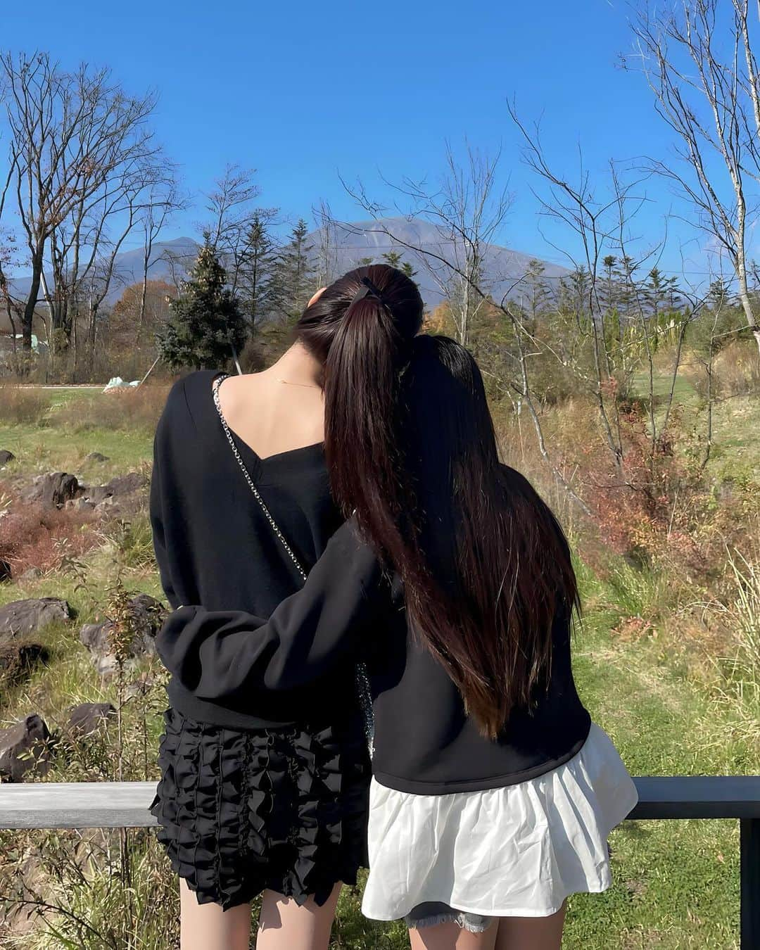 かなさんのインスタグラム写真 - (かなInstagram)「． 母娘&母娘👩‍👧 ． 杏奈が「ばーびーと行きたい💓」と言って 今年も実現したママとの旅行✌🏻 たくさんの従業員さんを抱えながら現役で働いて、 仕事に趣味に推し活に🤣と大忙しなママと 予定が合わせられて良かったぁ🌼 ． いつも旅行中も予定詰め詰めで 忙しくしちゃいがちだけど ホテルでゆっくりと過ごすのも最高だったな〜🕊️ ． ホテルについてもまた書きたいんだけど まだまとめられてないので場所だけ先に付けとくね📍🏨 ． dmで質問が多かったこの日のお洋服も👇🏻 tops @nord_cadre × @makincoa さんコラボ pt @hiand_official  boots @zara  bag @anteprima_japan  ． ． #母娘#ママと娘#家族旅行#軽井沢#ホテルステイ#思い出#ママコーデ#リンクコーデ#family#trip#japantrip#karuizawa#ootd」11月12日 21時03分 - kana_s0130