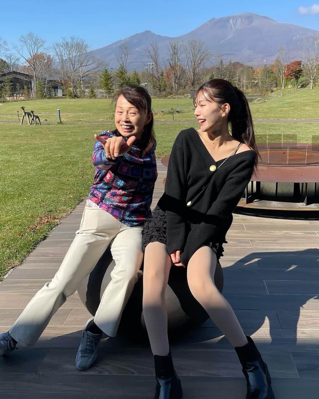 かなさんのインスタグラム写真 - (かなInstagram)「． 母娘&母娘👩‍👧 ． 杏奈が「ばーびーと行きたい💓」と言って 今年も実現したママとの旅行✌🏻 たくさんの従業員さんを抱えながら現役で働いて、 仕事に趣味に推し活に🤣と大忙しなママと 予定が合わせられて良かったぁ🌼 ． いつも旅行中も予定詰め詰めで 忙しくしちゃいがちだけど ホテルでゆっくりと過ごすのも最高だったな〜🕊️ ． ホテルについてもまた書きたいんだけど まだまとめられてないので場所だけ先に付けとくね📍🏨 ． dmで質問が多かったこの日のお洋服も👇🏻 tops @nord_cadre × @makincoa さんコラボ pt @hiand_official  boots @zara  bag @anteprima_japan  ． ． #母娘#ママと娘#家族旅行#軽井沢#ホテルステイ#思い出#ママコーデ#リンクコーデ#family#trip#japantrip#karuizawa#ootd」11月12日 21時03分 - kana_s0130