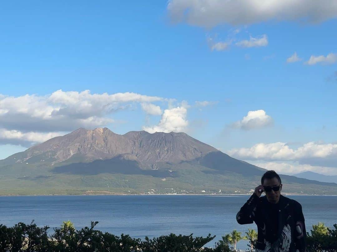 長渕剛のインスタグラム：「. 快晴の桜島✨✨  久しぶりに鹿児島に帰ってきた！  ＊＊＊＊＊＊＊＊＊＊  Good sunny!! SAKURAJIMA✨✨  I came back to Kagoshima after a long time!  ＊＊＊＊＊＊＊＊＊＊  Good!!맑음✨✨  오랜만에 가고시마(鹿児島)에 돌아왔다!  #長渕剛 #nagabuchitsuyoshi #나가부치츠요시 #桜島いくぞ」