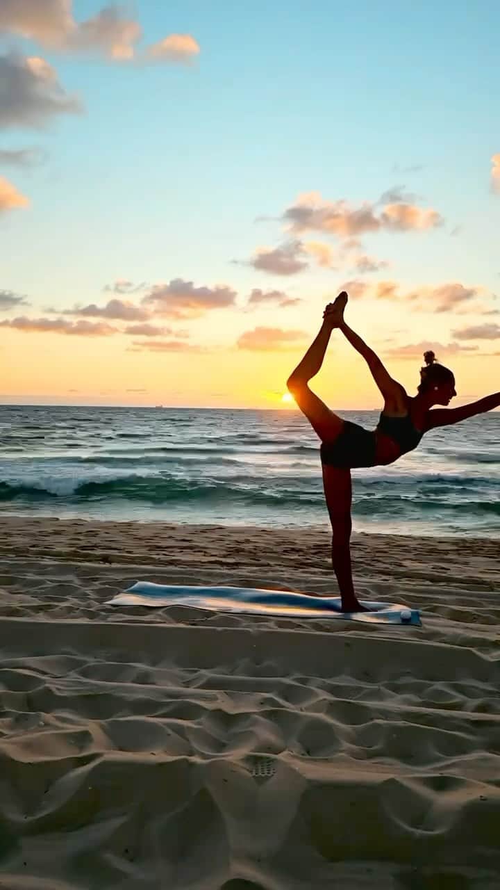 Amanda Biskのインスタグラム：「See the colours in the sky, hear the sound of the waves, smell the balmy ocean air and feel the gentle breeze on your skin ✨ this is magic ✨ #sunsetyoga #westernaustralia」