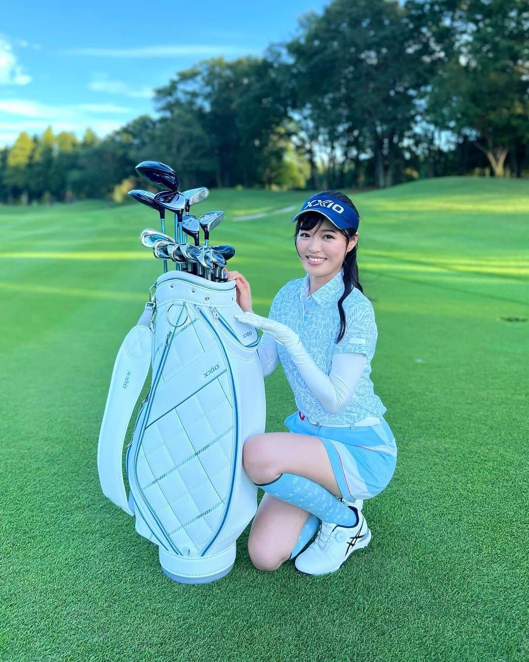 高橋としみのインスタグラム：「昨日の投稿で動画見てくれ皆さん ありがとうございます😊⛳️  xxio13のシンプルな感想ですが、 ボールが上がるのに、飛距離が落ちない！ キャリーが出るのはやっぱり嬉しい✨  実はxxioレディスのPV出演は2度目！ 最初は6年前！！ 大人になりました😊  懐かしの投稿も載せときます（笑）  #ゴルフ#ゴルフ女子#高橋としみ#ゴルフ好きと繋がりたい #xxio13#ゼクシオ13#xxiogolf #golf」