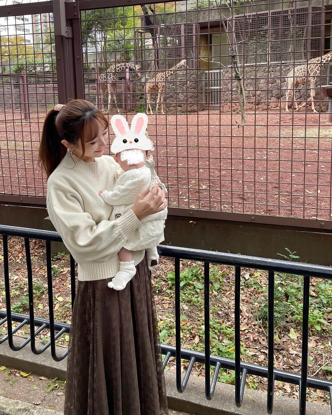 松岡里枝さんのインスタグラム写真 - (松岡里枝Instagram)「娘ちゃん、動物園デビュー🐆🐘🦘🐾  この週末は家族で動物園に行ってきました♡  お気に入りのキリンのソフィーを持って キリンさんにも会いに行ったよ🦒💕  いろんな動物を見て、良い刺激になったかな？🤭 半分寝てたけど👶🏻笑(あるあるですね笑)  私服は、ニットもスカートも @efla_official 再販セール中です🤎  ・クルーネックニット ¥9,900→20%オフ¥7,920 (オフホワイト以外の３色は完売)  ・ラッセルレーススカート ¥7,920→20%オフ¥9,900 (アイボリーが残りわずか)  髪の毛は珍しくポニーテールにしてみました♡ 沢山歩くので足元はスニーカーです👟  娘ちゃんはワンピース、カーディガン、ソックスすべて頂き物です🙏🏻💞  白とブラウンでリンクコーデでした🧸🤍  #動物園 #上野動物園 #キリン #赤ちゃん #efla #エフラ #生後６ヶ月 #女の子ベビー #女の子ママ」11月12日 21時09分 - okarie1023