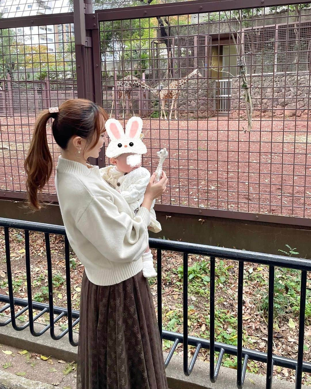 松岡里枝のインスタグラム：「娘ちゃん、動物園デビュー🐆🐘🦘🐾  この週末は家族で動物園に行ってきました♡  お気に入りのキリンのソフィーを持って キリンさんにも会いに行ったよ🦒💕  いろんな動物を見て、良い刺激になったかな？🤭 半分寝てたけど👶🏻笑(あるあるですね笑)  私服は、ニットもスカートも @efla_official 再販セール中です🤎  ・クルーネックニット ¥9,900→20%オフ¥7,920 (オフホワイト以外の３色は完売)  ・ラッセルレーススカート ¥7,920→20%オフ¥9,900 (アイボリーが残りわずか)  髪の毛は珍しくポニーテールにしてみました♡ 沢山歩くので足元はスニーカーです👟  娘ちゃんはワンピース、カーディガン、ソックスすべて頂き物です🙏🏻💞  白とブラウンでリンクコーデでした🧸🤍  #動物園 #上野動物園 #キリン #赤ちゃん #efla #エフラ #生後６ヶ月 #女の子ベビー #女の子ママ」